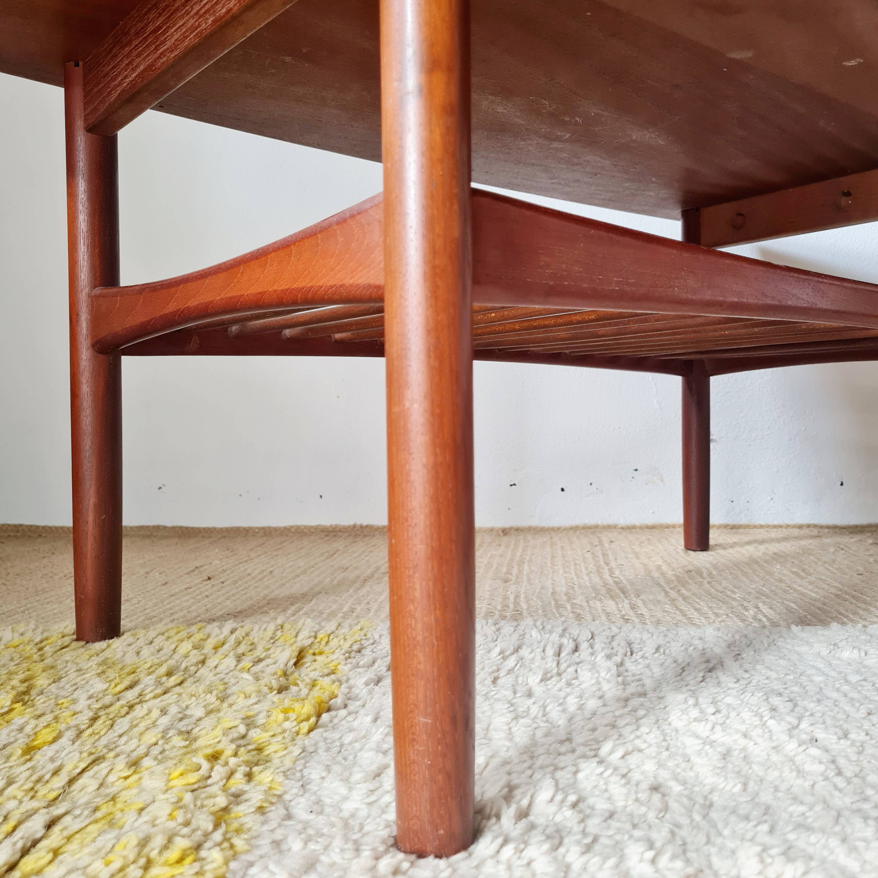 Table basse vintage en teck – Design Danois Mid-Century