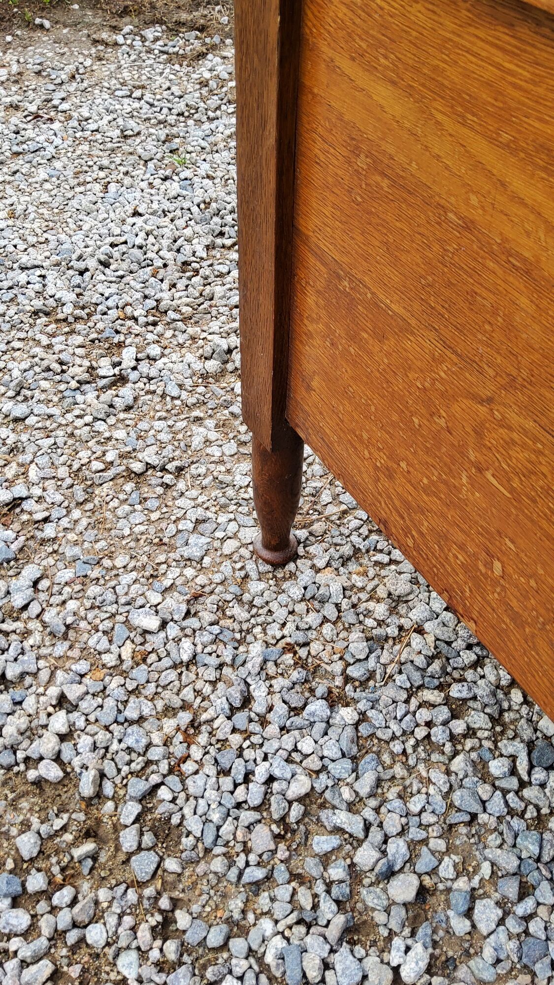 Commode des années 50 en chêne massif 3 tiroirs  pieds coniques