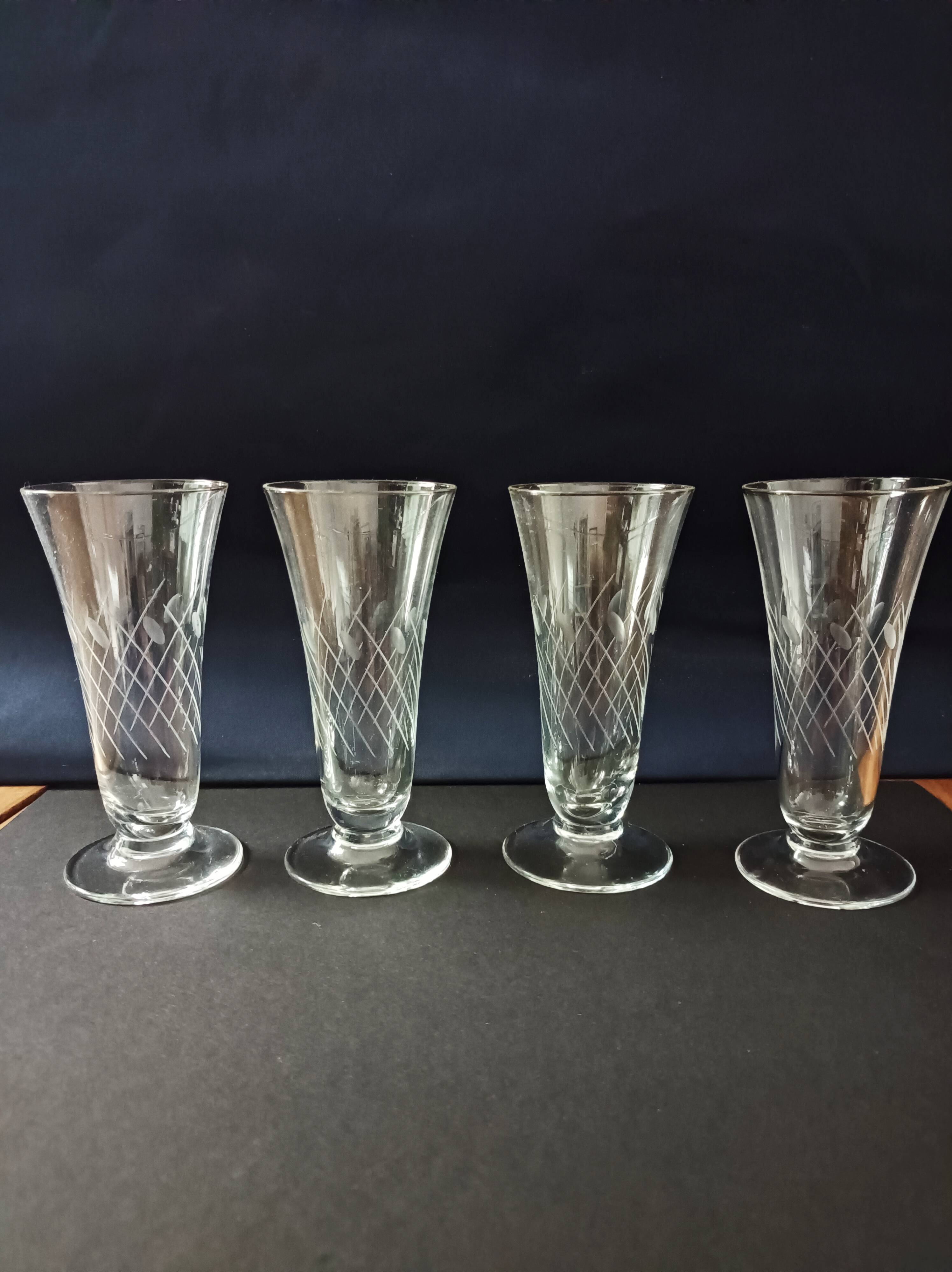 Set of 4 engraved glass champagne flutes