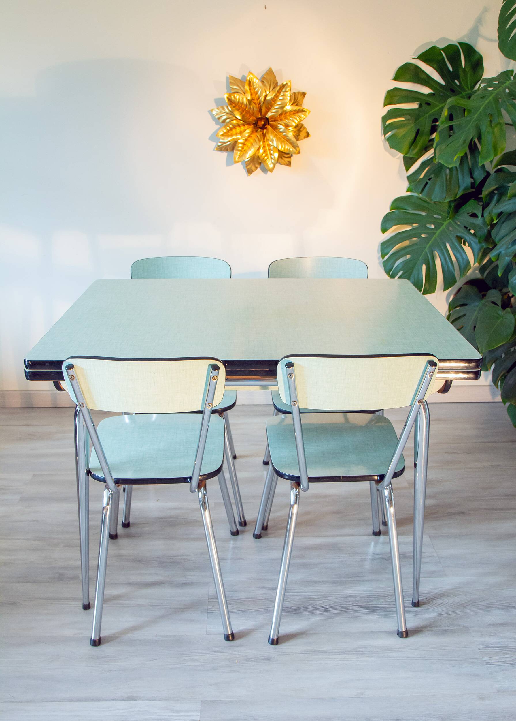 Ensemble table et chaises en formica vert d’eau 1960
