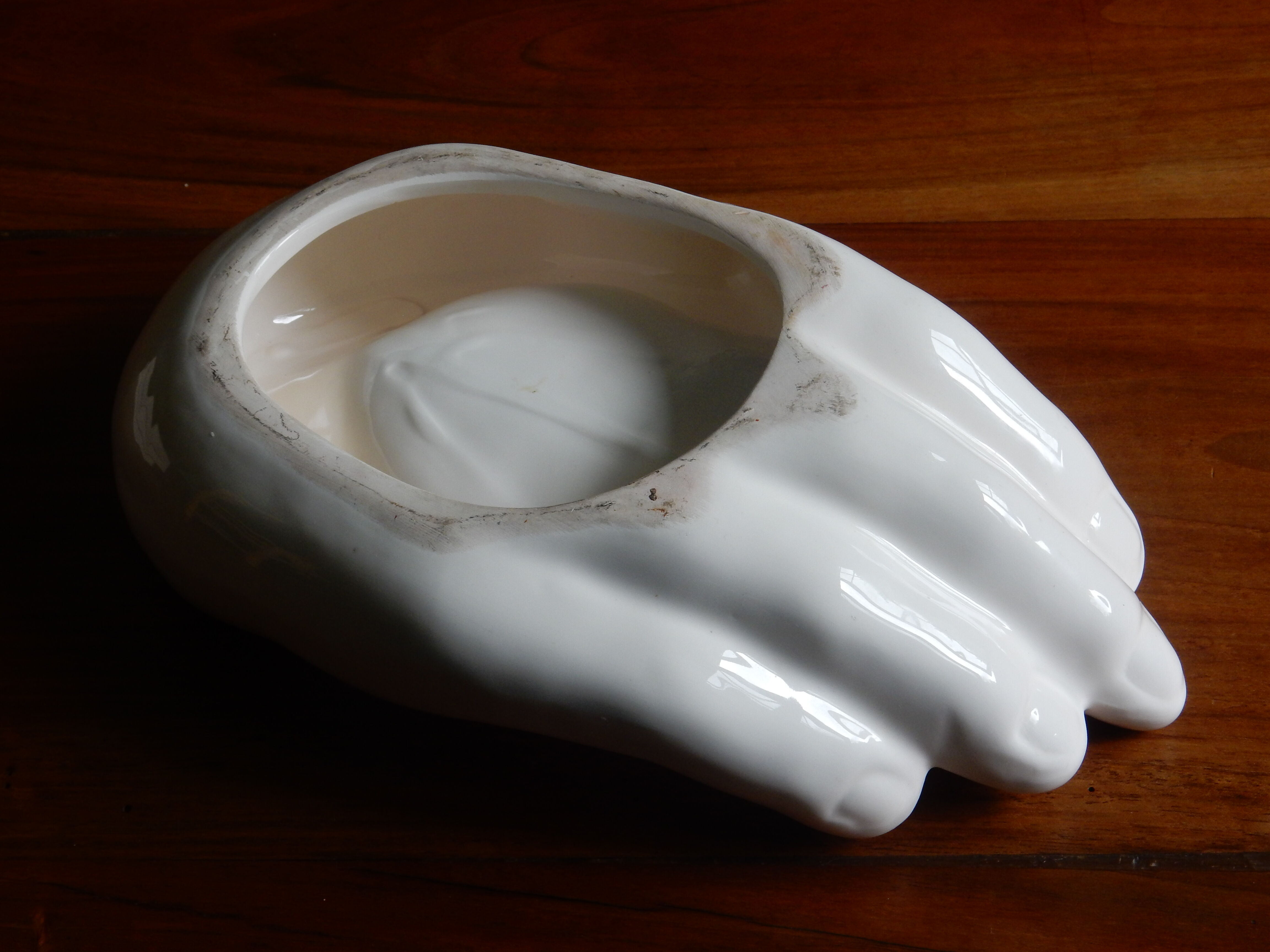 Large empty hand-shaped pocket / Vintage 70s white ceramic