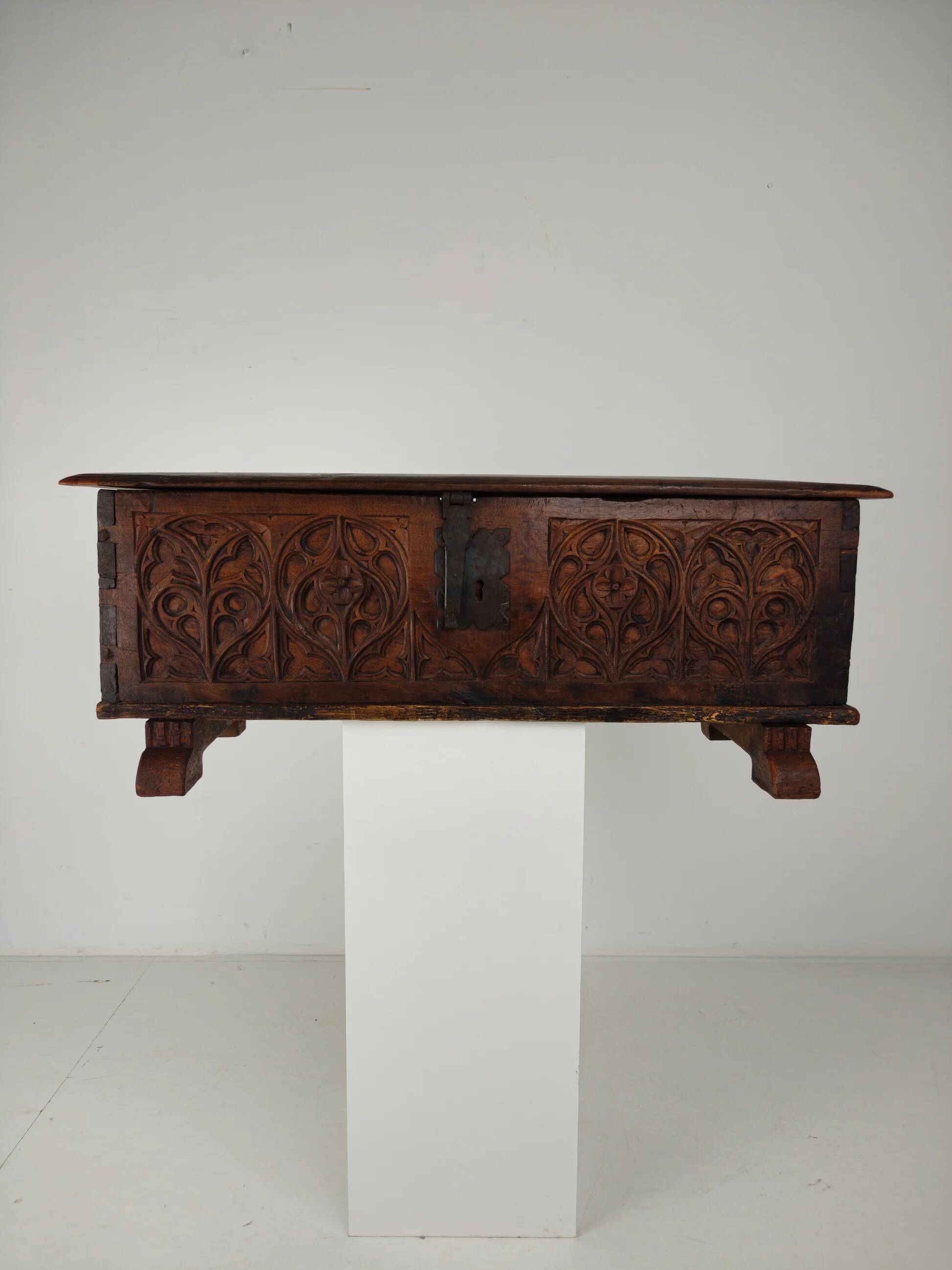 Gothic Spanish chest – 16th late/17th early century