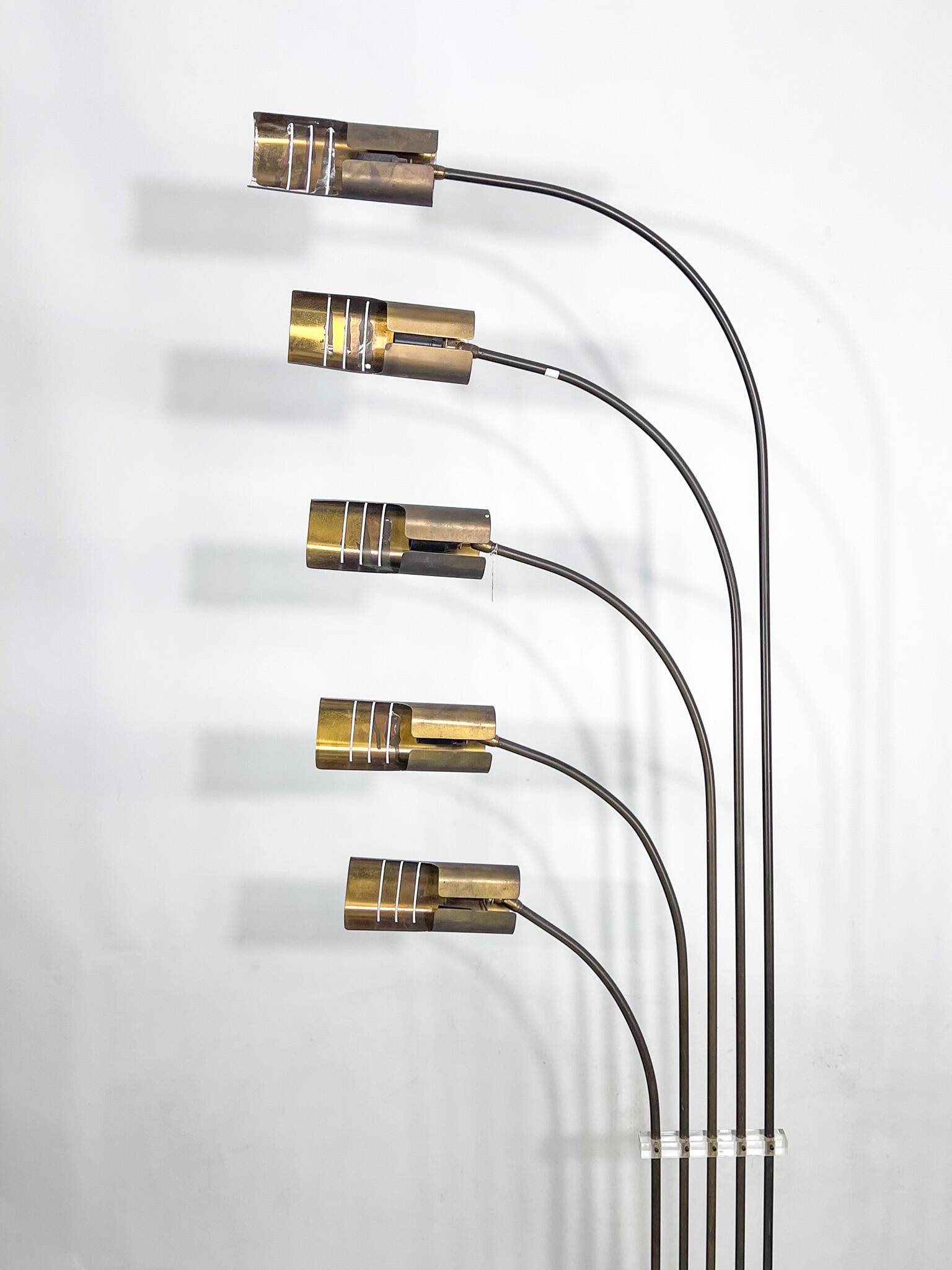 Goffredo Reggiani attributed. Floor lamp in brass and travertine. Italy 196