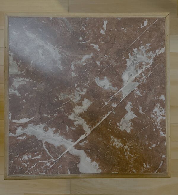 Table de chevet fin XIXe en loupe d’érable peint, plateau marbre