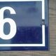 Plaque de rue émaillée porte le numéro 6