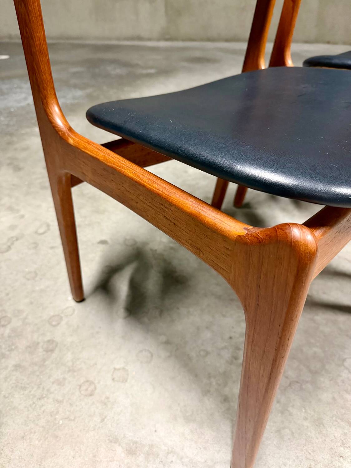6 Erik Buch chairs