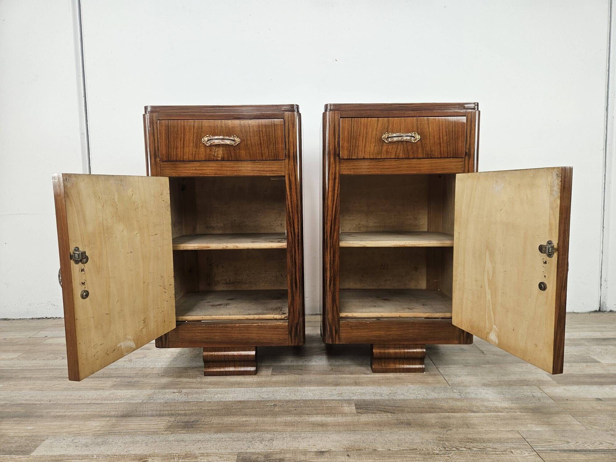 Pair of Art Decò walnut nightstands, 1940
