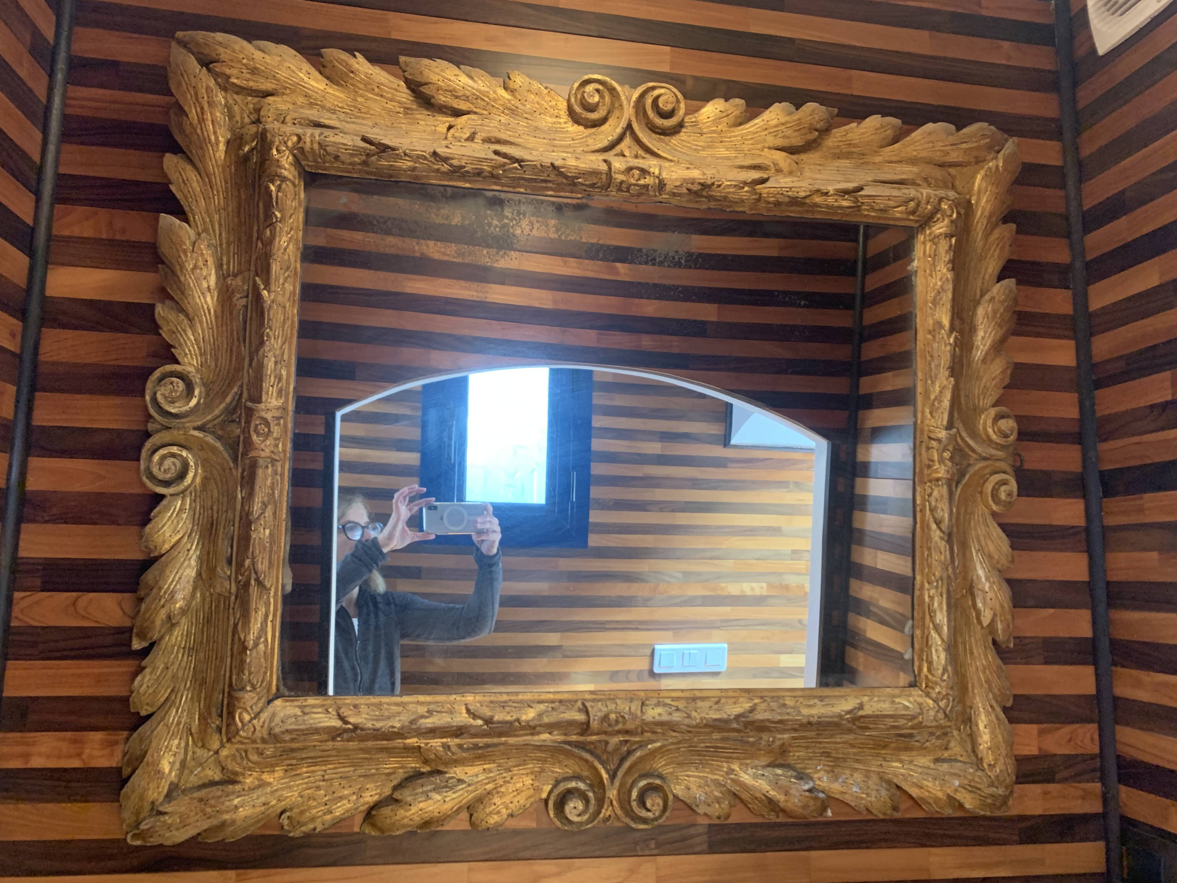 Exceptional antique mirror in carved and gilded wood – 18th century work