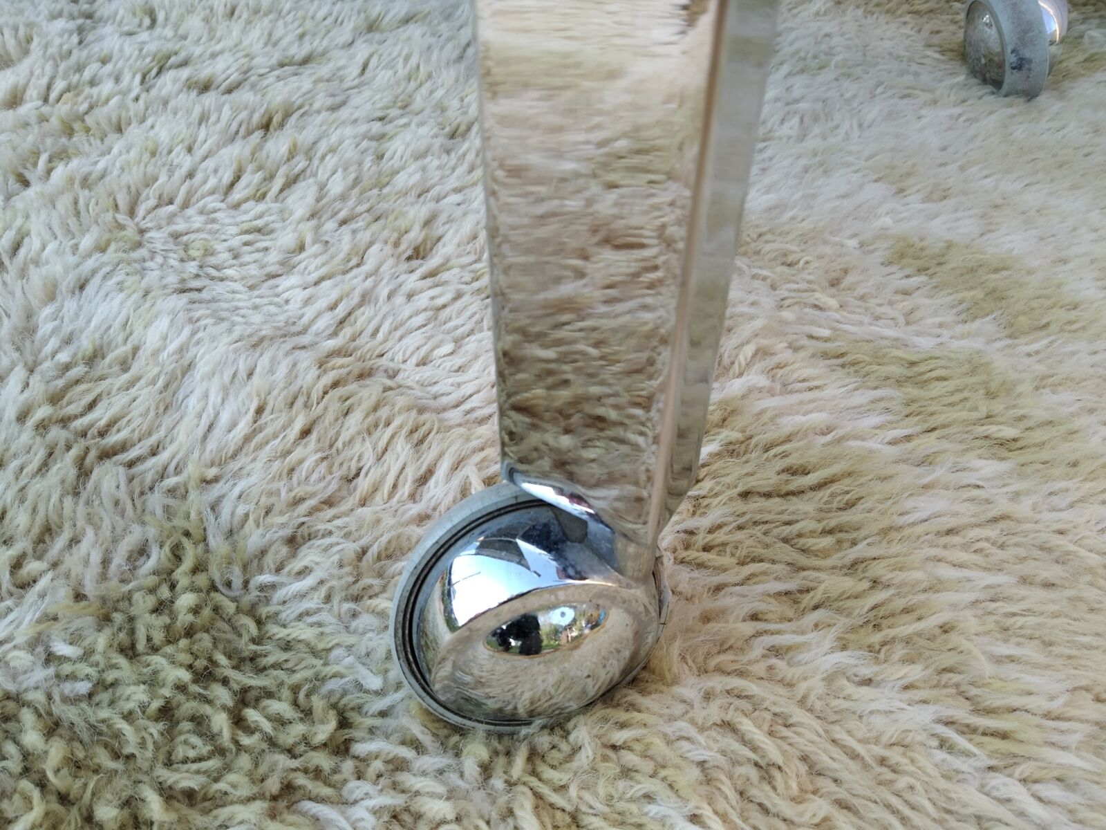 Swivel rolling coffee table