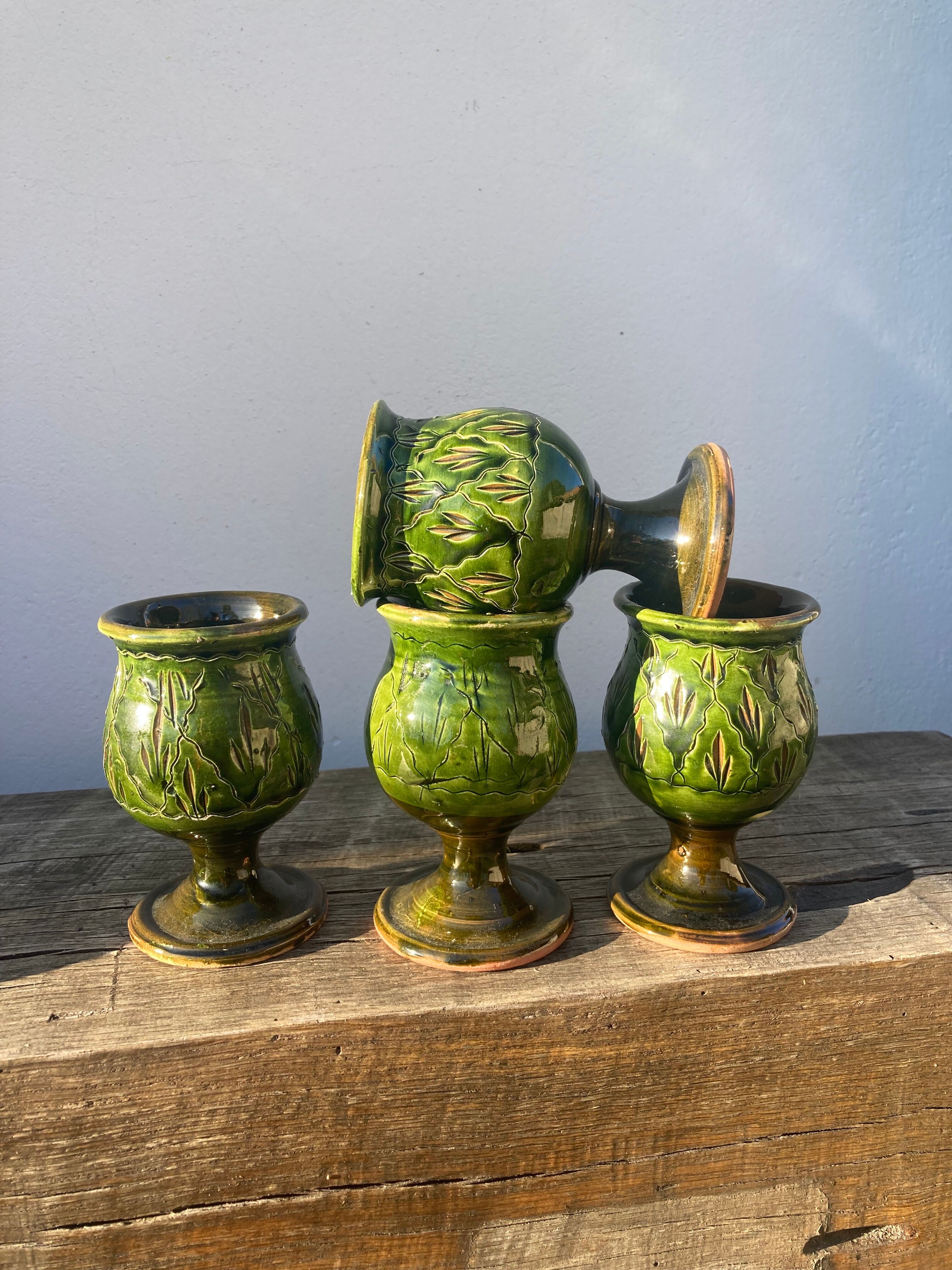 4 verres ou tasses en céramique grès émaillé vert