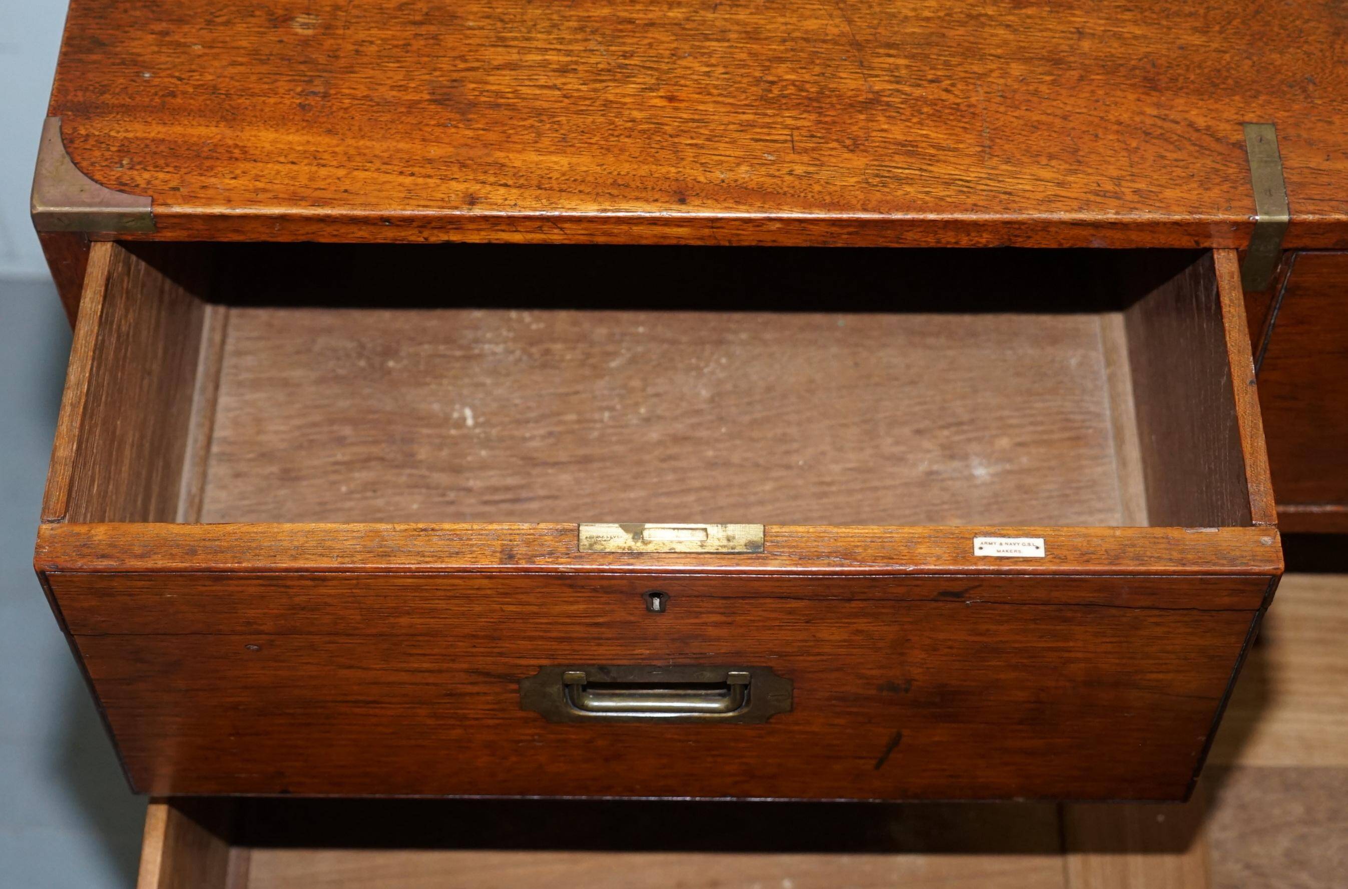 Commode de campagne estampillée Army & Navy C.S.L avec bureau rabattable