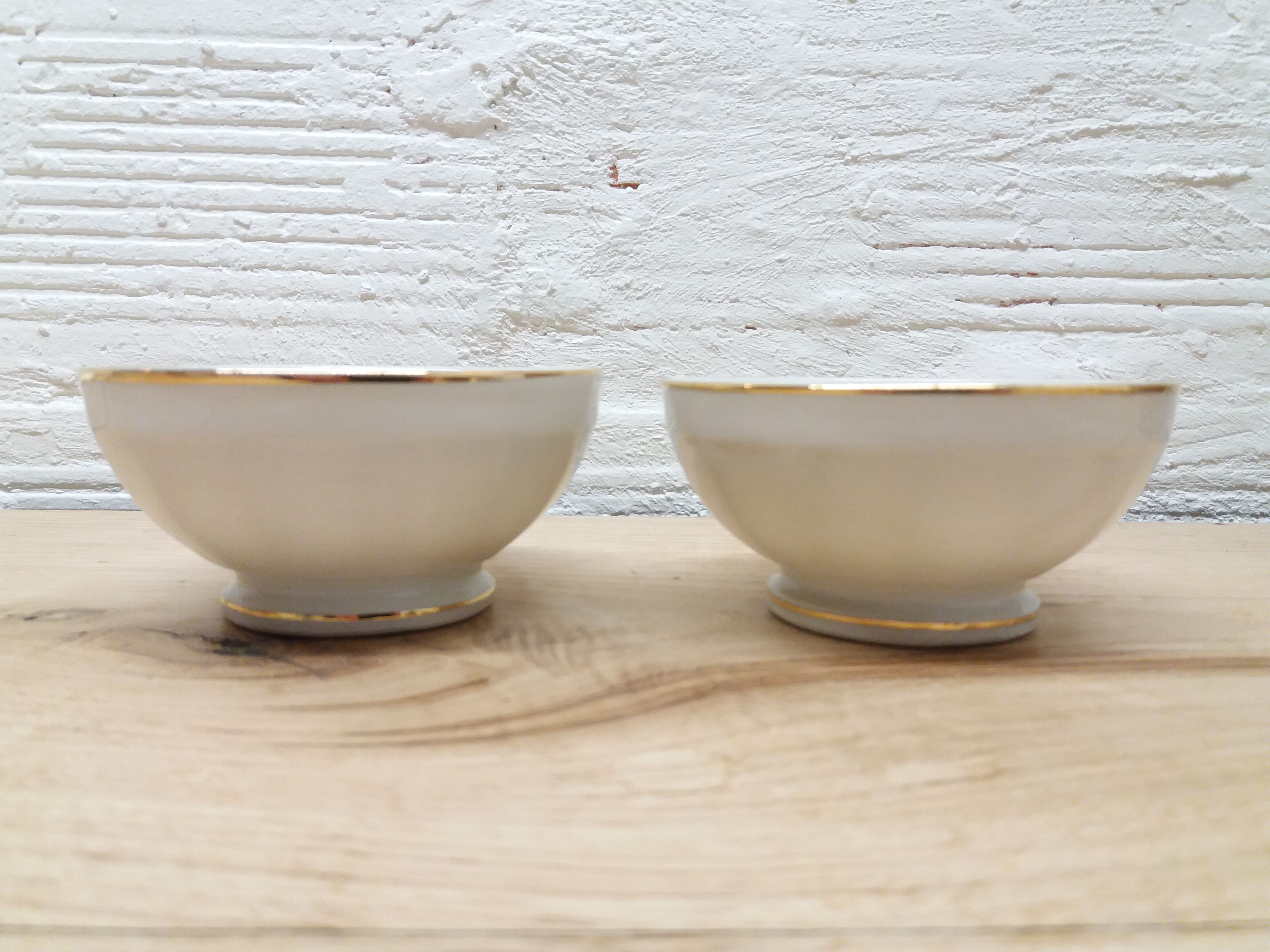 Pair white and gold bowls