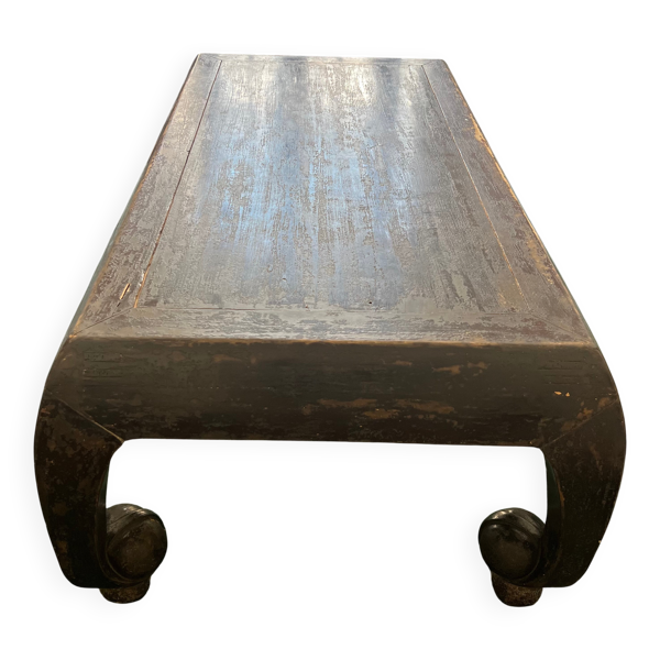 Grande table chinoise antique noire en bois massif patiné.