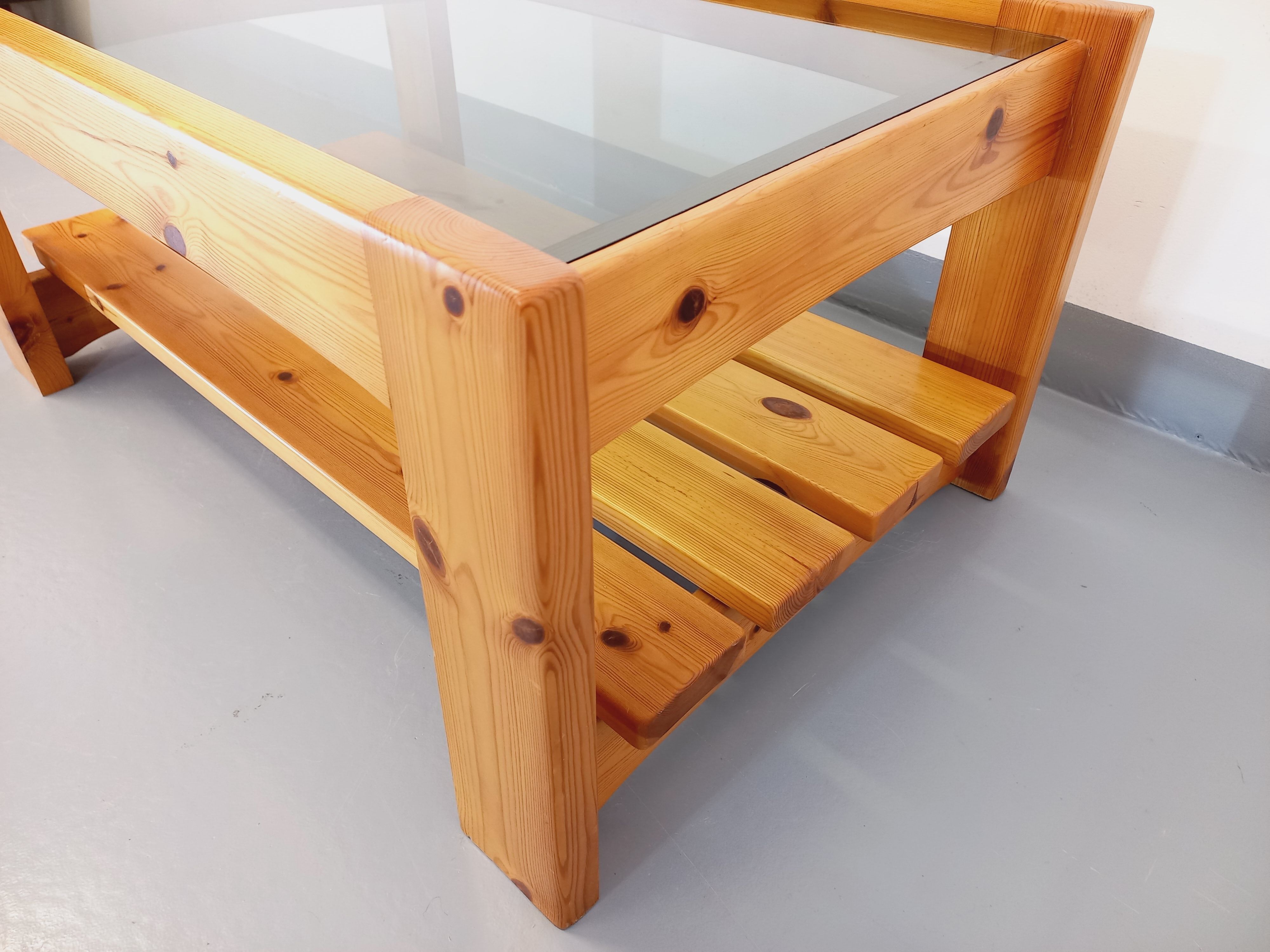 Table basse vintage en pin et verre fumé des années 70 80
