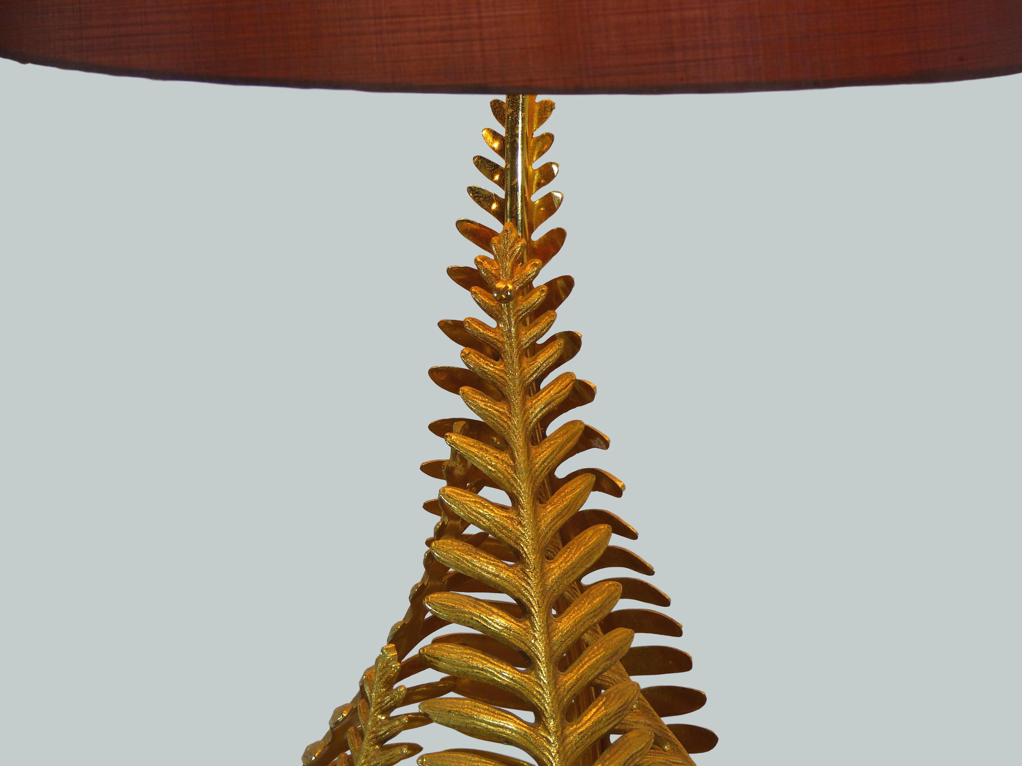 Lampe à poser aux feuillages de fougères dorés