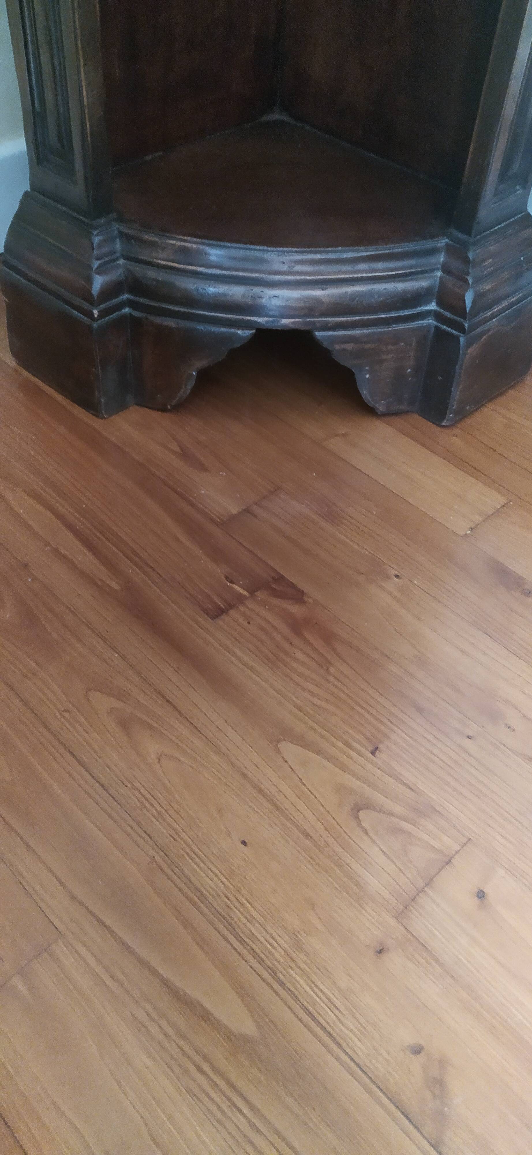 Wooden corner unit 220 cm high, 40 cm wide and 27 cm deep.