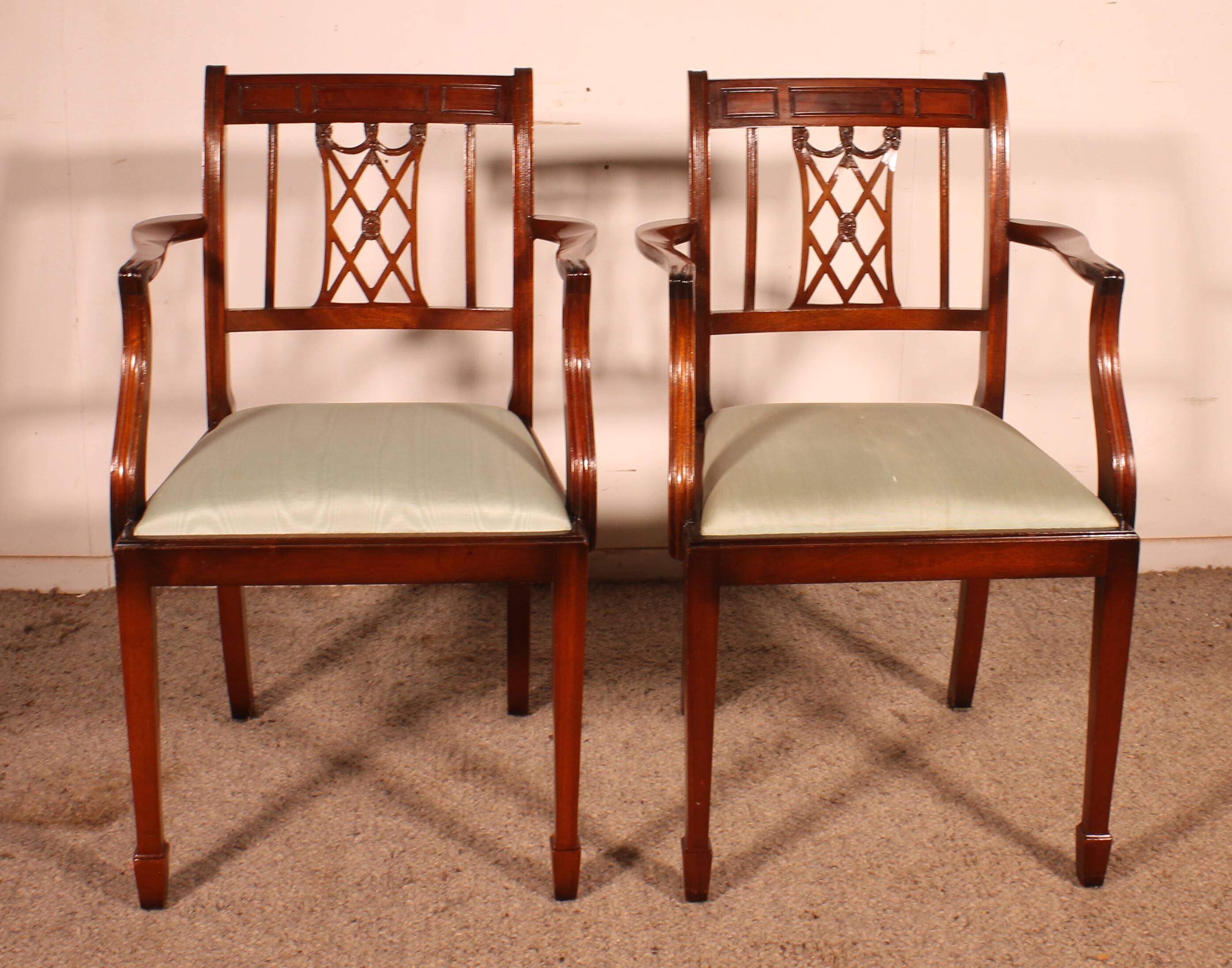 pair of mahogany armchairs in Hepplewhite style