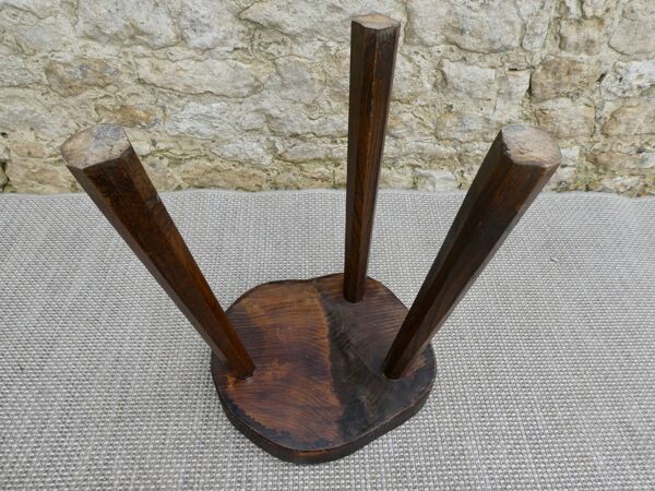 Tabouret tripode en bois brut