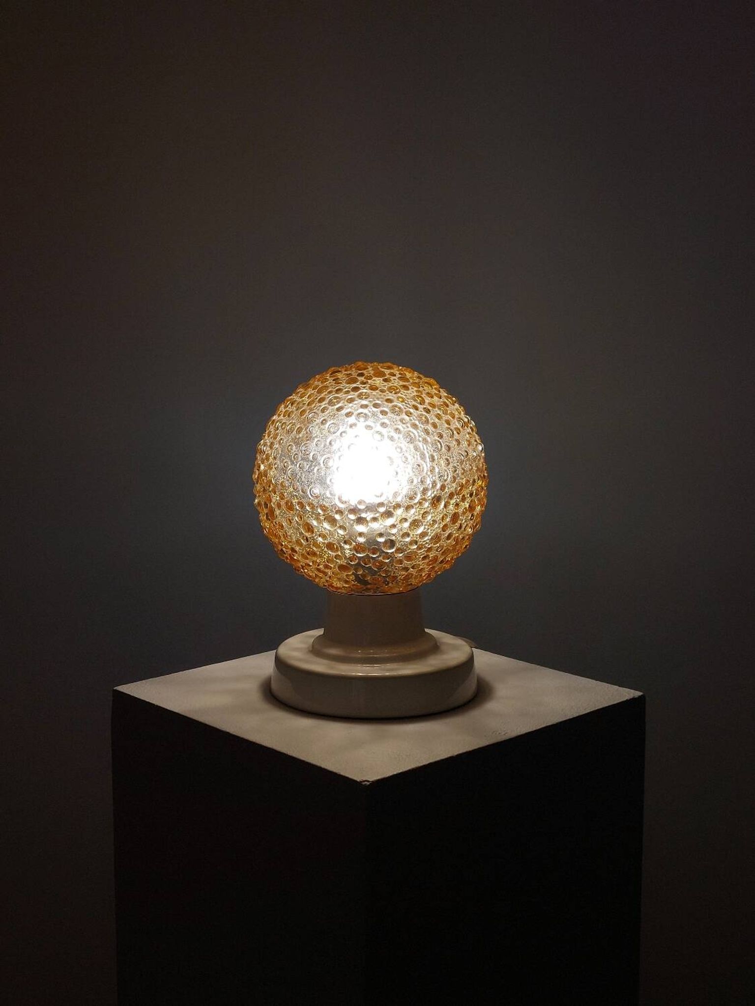 Vintage table lamp in aluminium and pressed bubble glass.