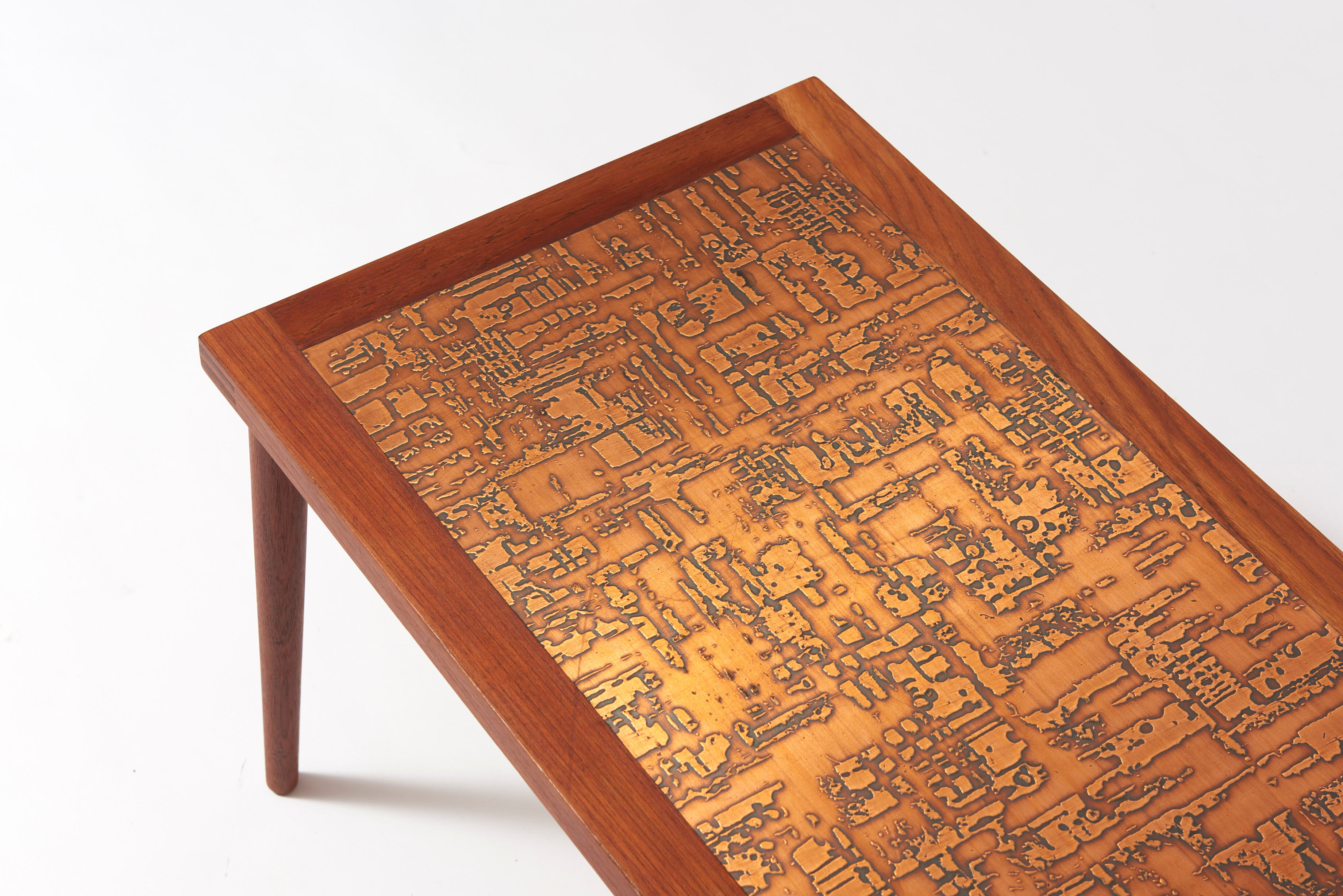 Table basse scandinave en teck et tablette en cuivre