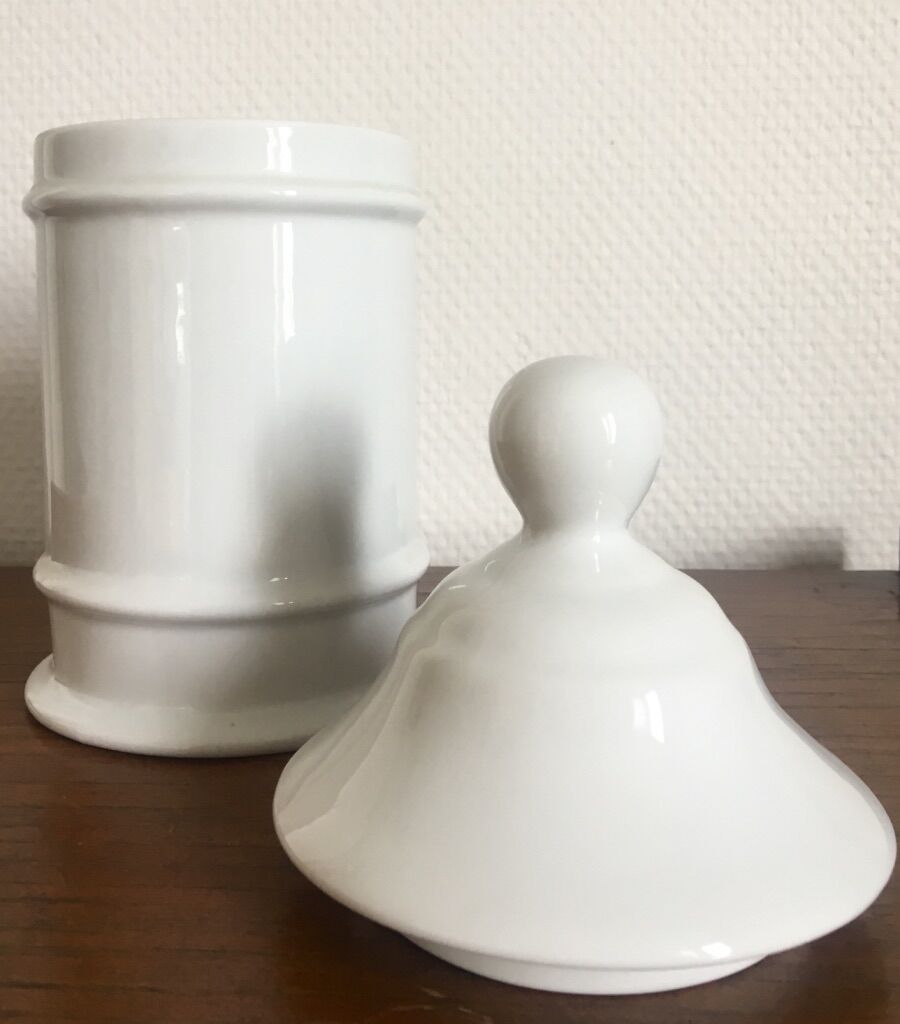 Porcelain apothecary pot