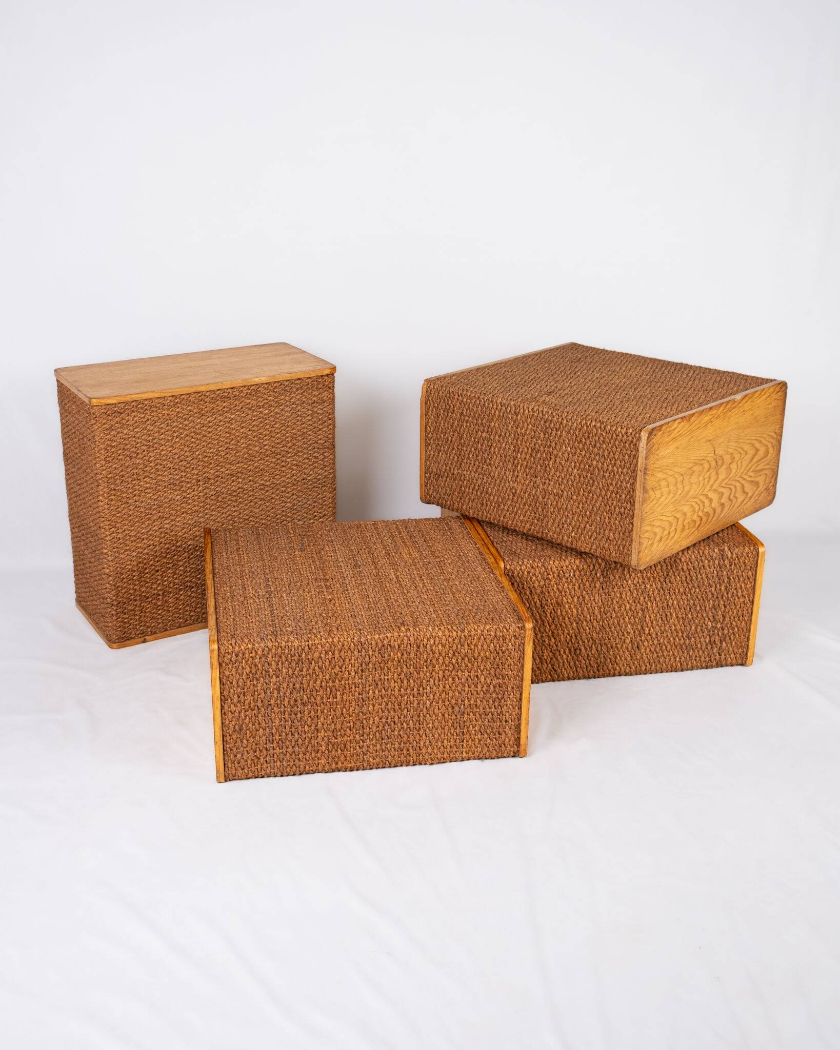 Series of 4 low tables made of cord and pine, France, 1980s.