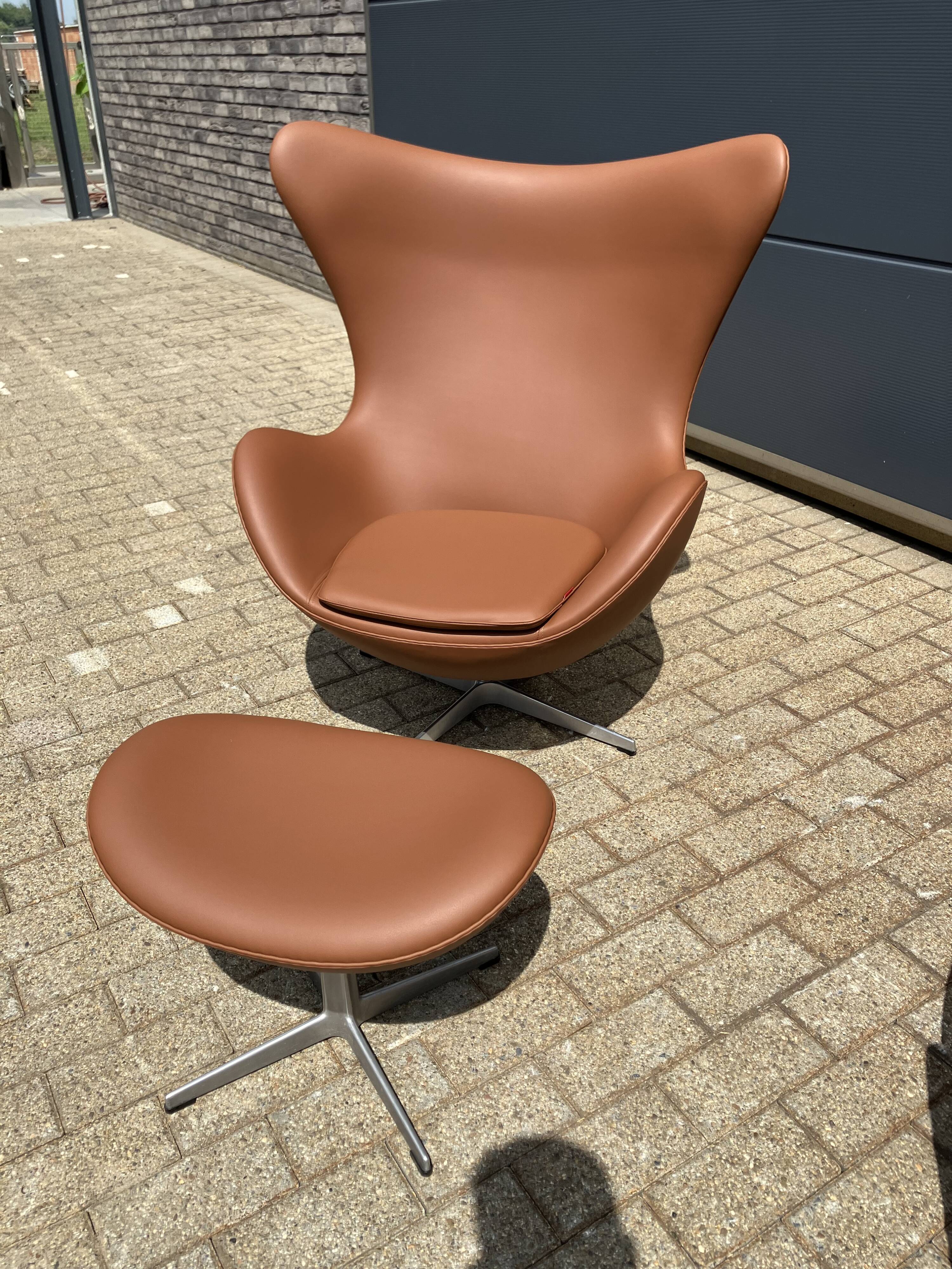 2x Fritz Hansen Egg Chair +1x Ottoman in Cognac leather NIEUW!!
