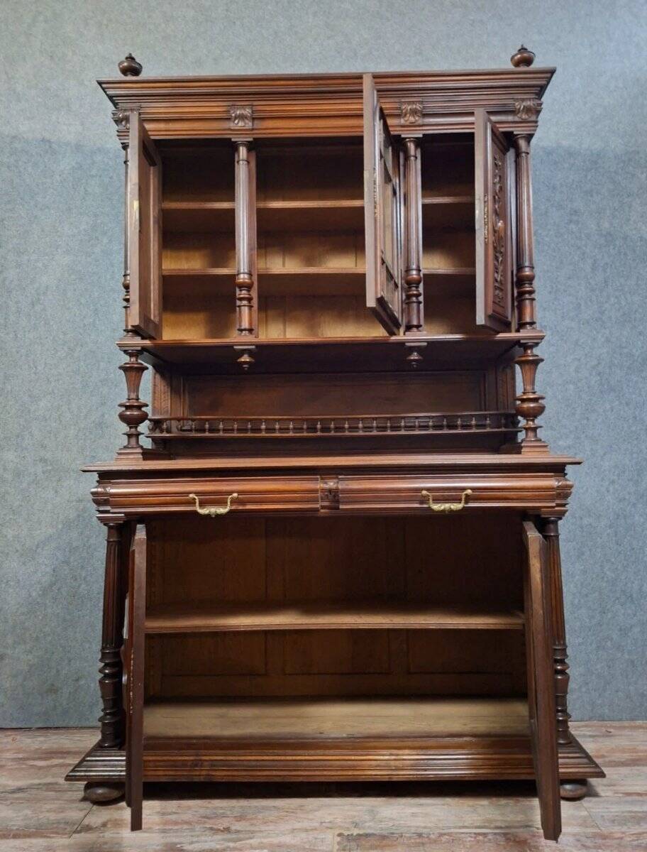 Buffet deux corps richement sculpté – Style Henri II en noyer