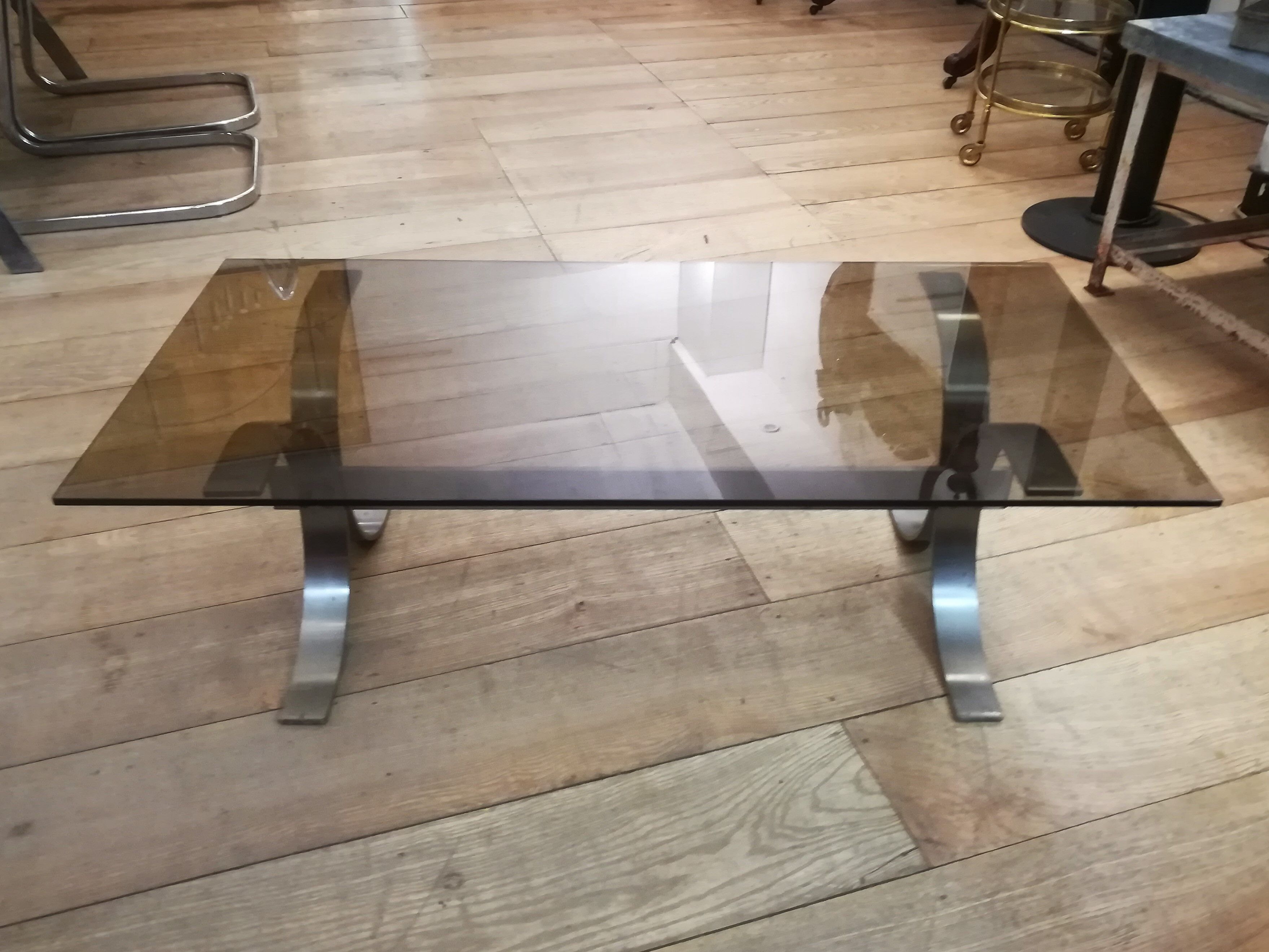 Table basse en acier brossé et verre fumé