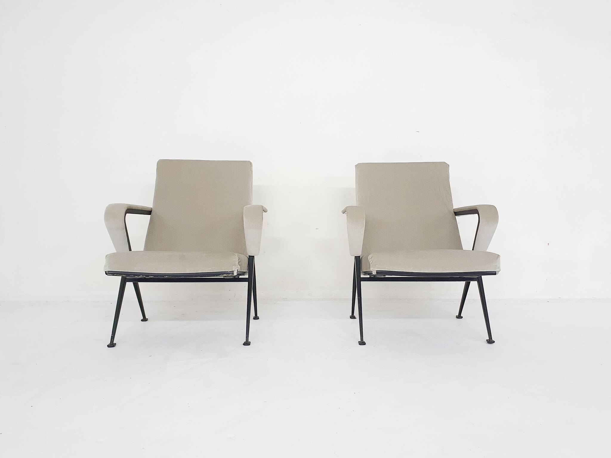 Set of two "Repose" lounge chairs by Friso Kramer for Ahrend de Cirkel, The Netherlands 1959