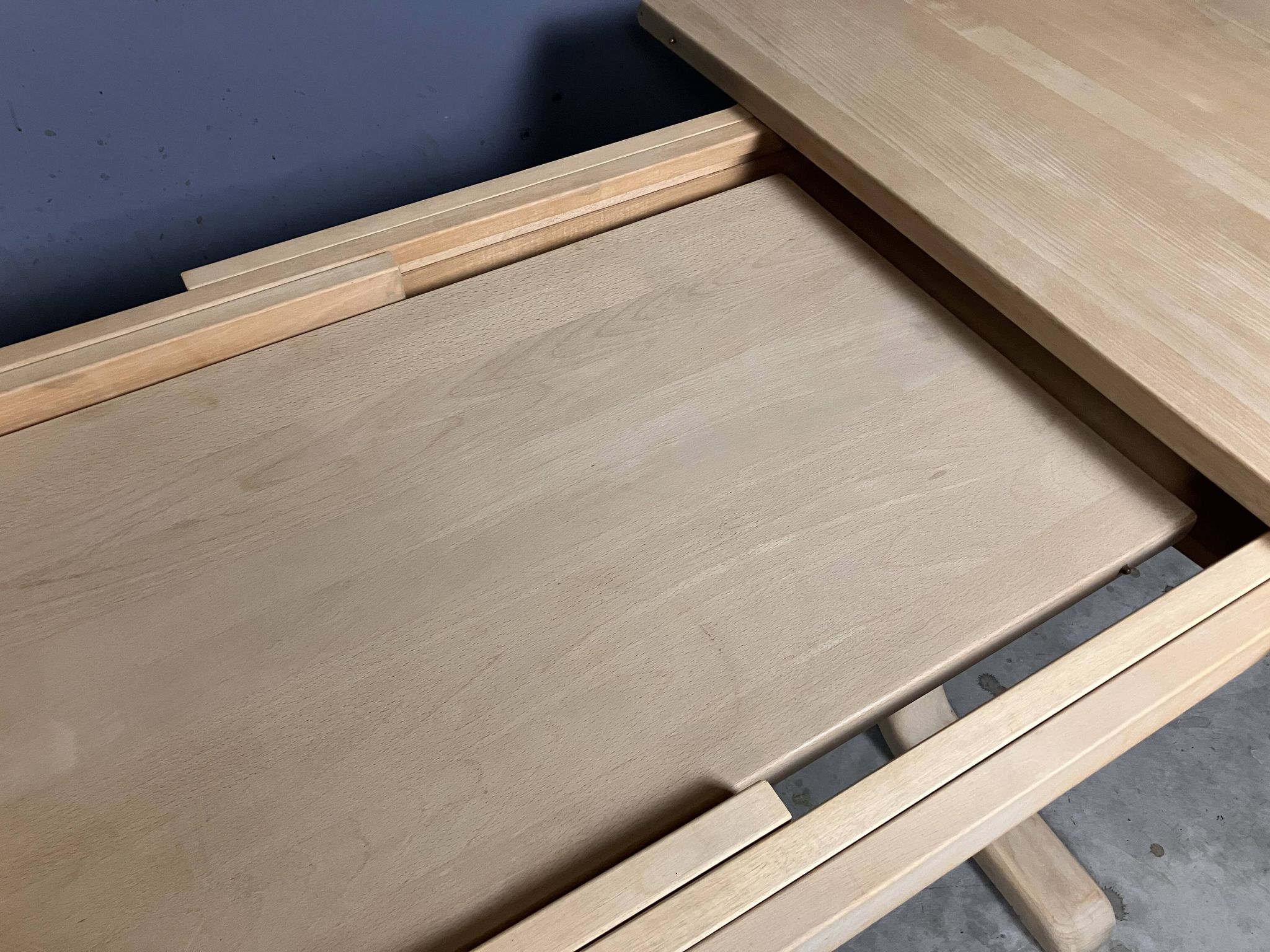 Oval extendable dining table in beech with Danish design.
