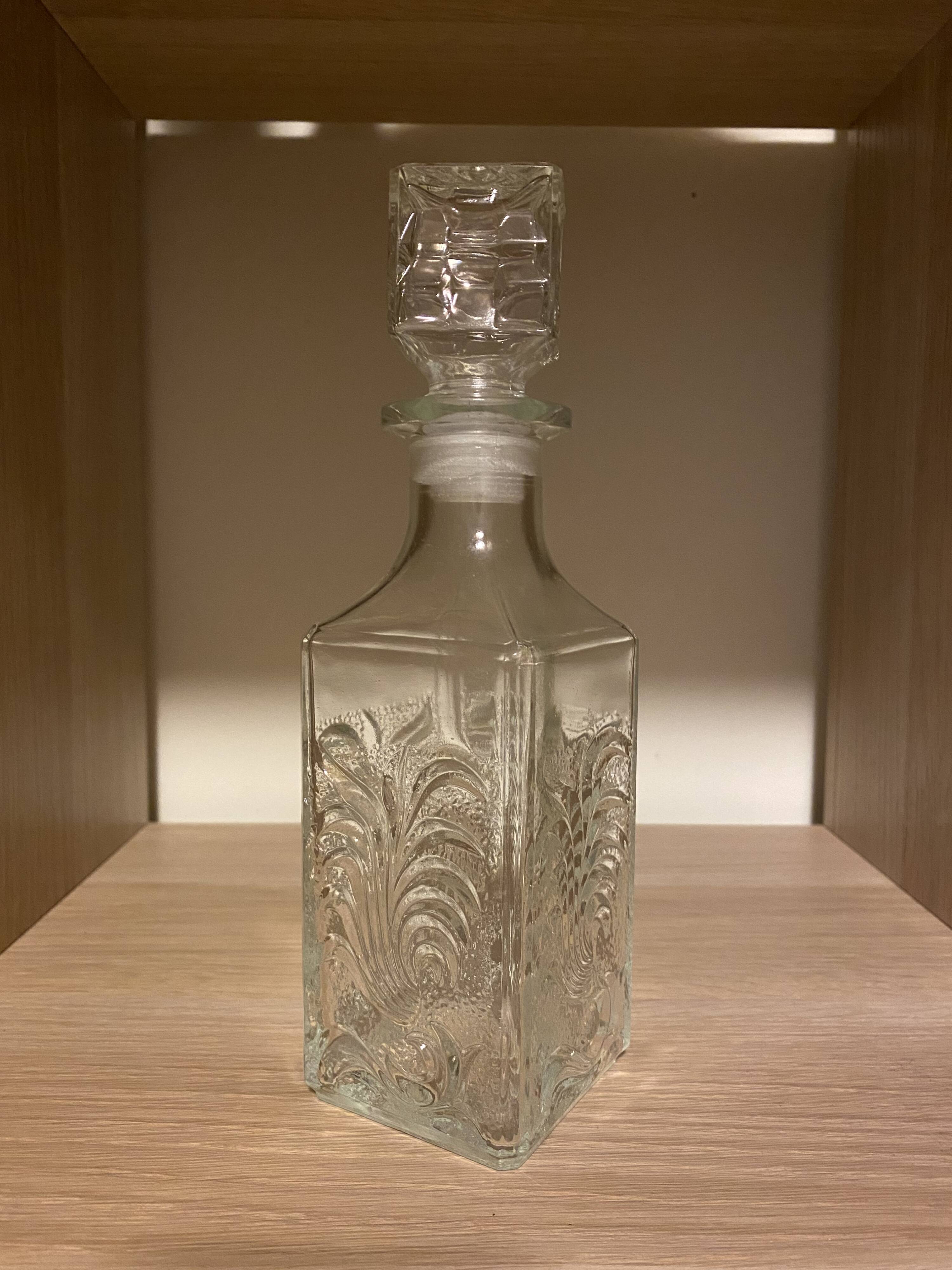 Carafe en verre ciselé
