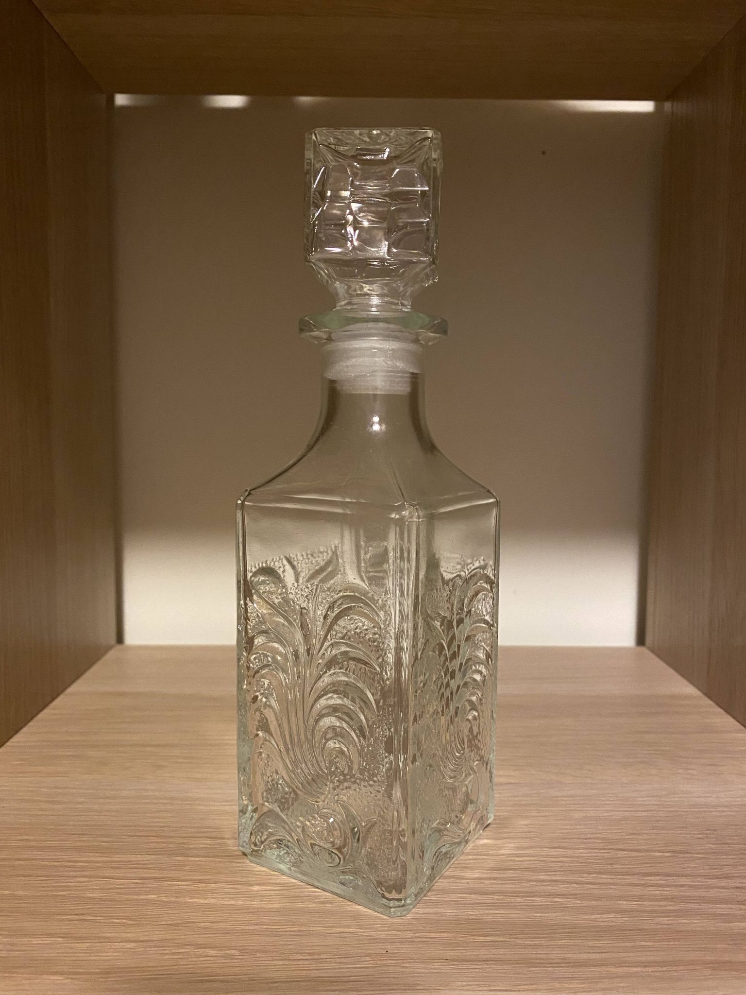 Carafe en verre ciselé