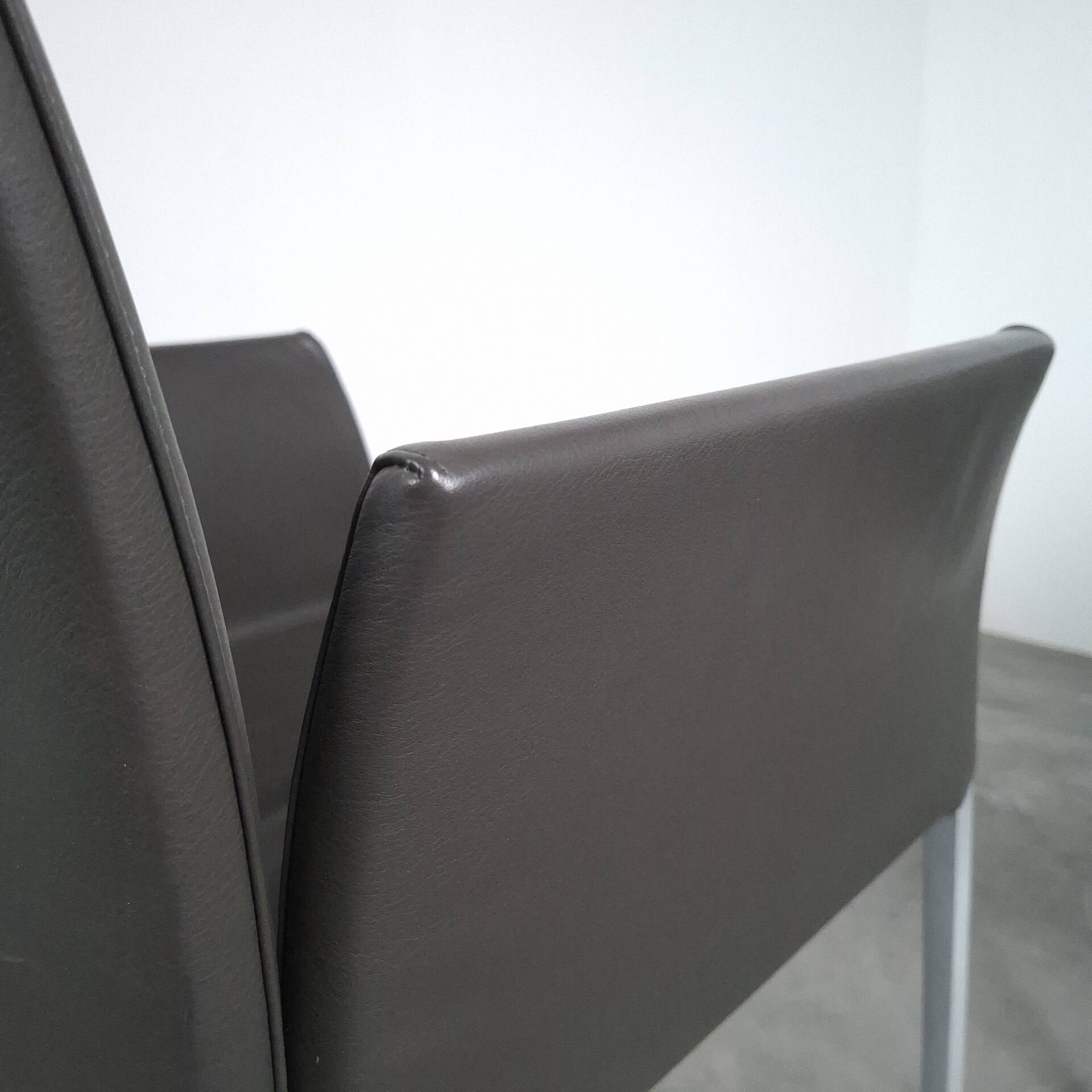 2 chaises à accoudoir Zanotta modèle Lia design de Roberto Barbieri