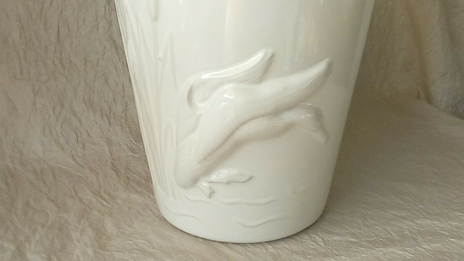Porcelain vase thick white decor in relief duck flight