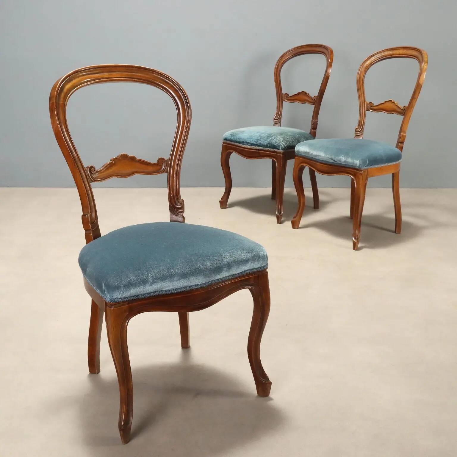 Antique Louis-Philippe chairs in walnut and velvet, Italy, 19th century.