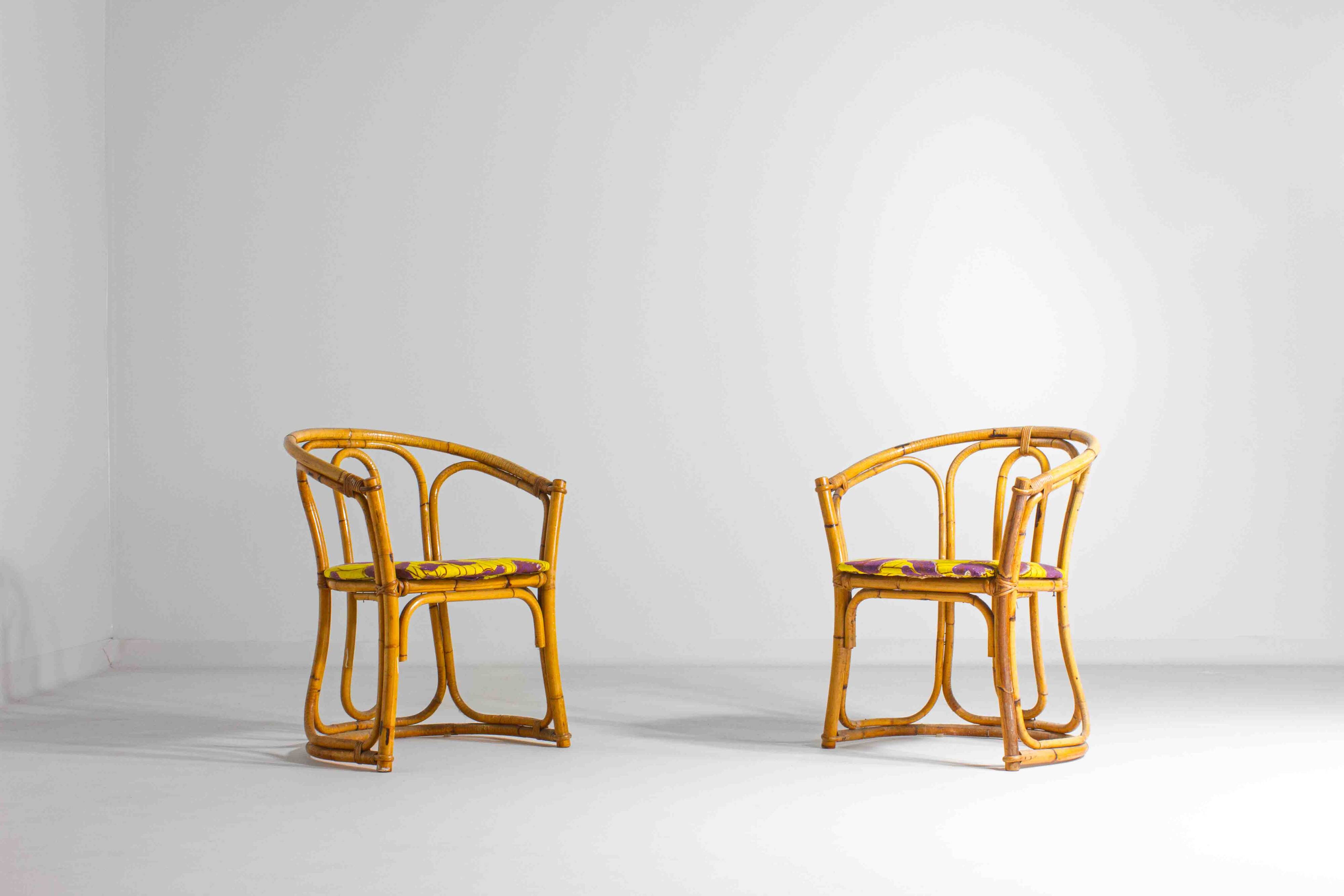 Ensemble funky de cinq chaises en bambou des années 60