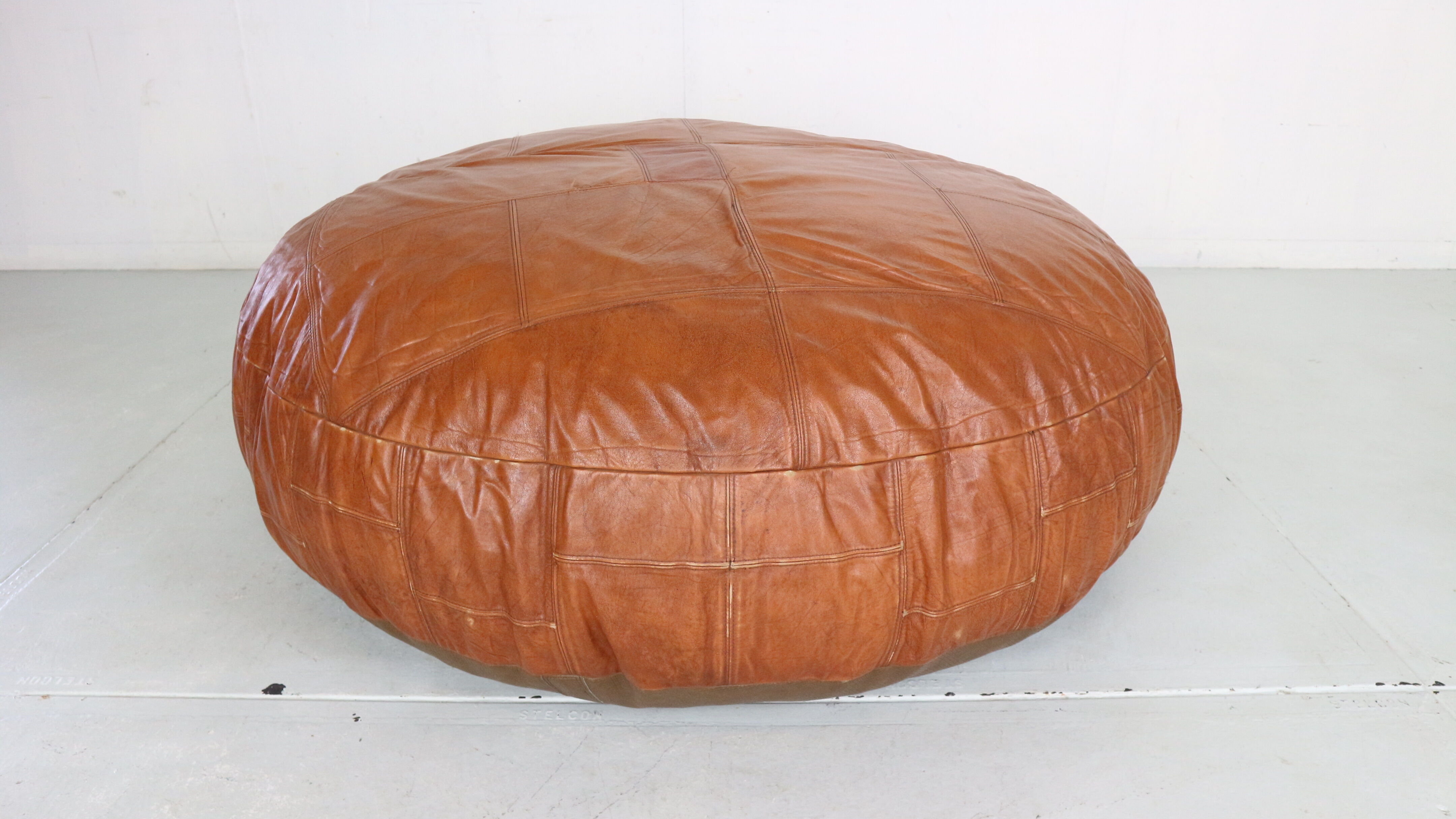 Pouf en cuir de couleur cognac 1960