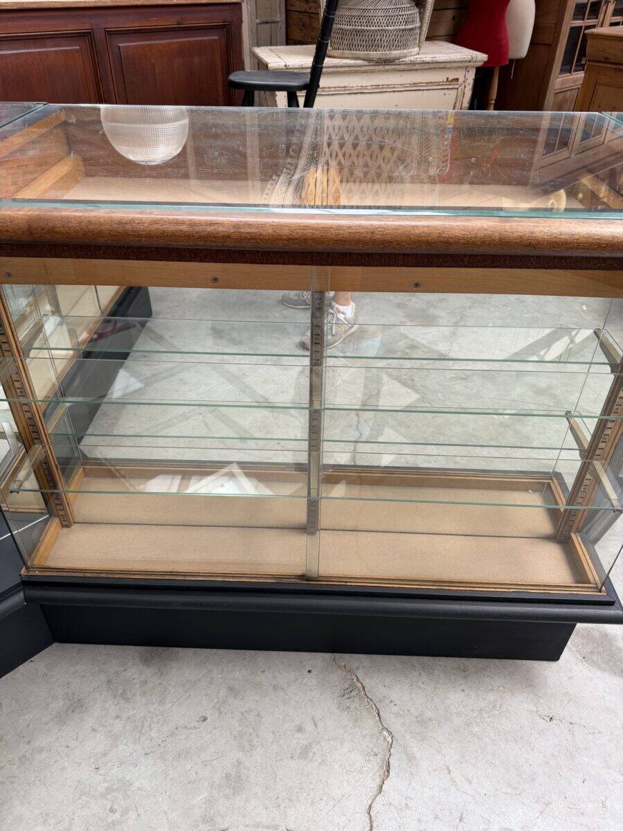 Ancien comptoir vitrine d’angle de maroquinier