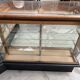 Ancien comptoir vitrine d’angle de maroquinier