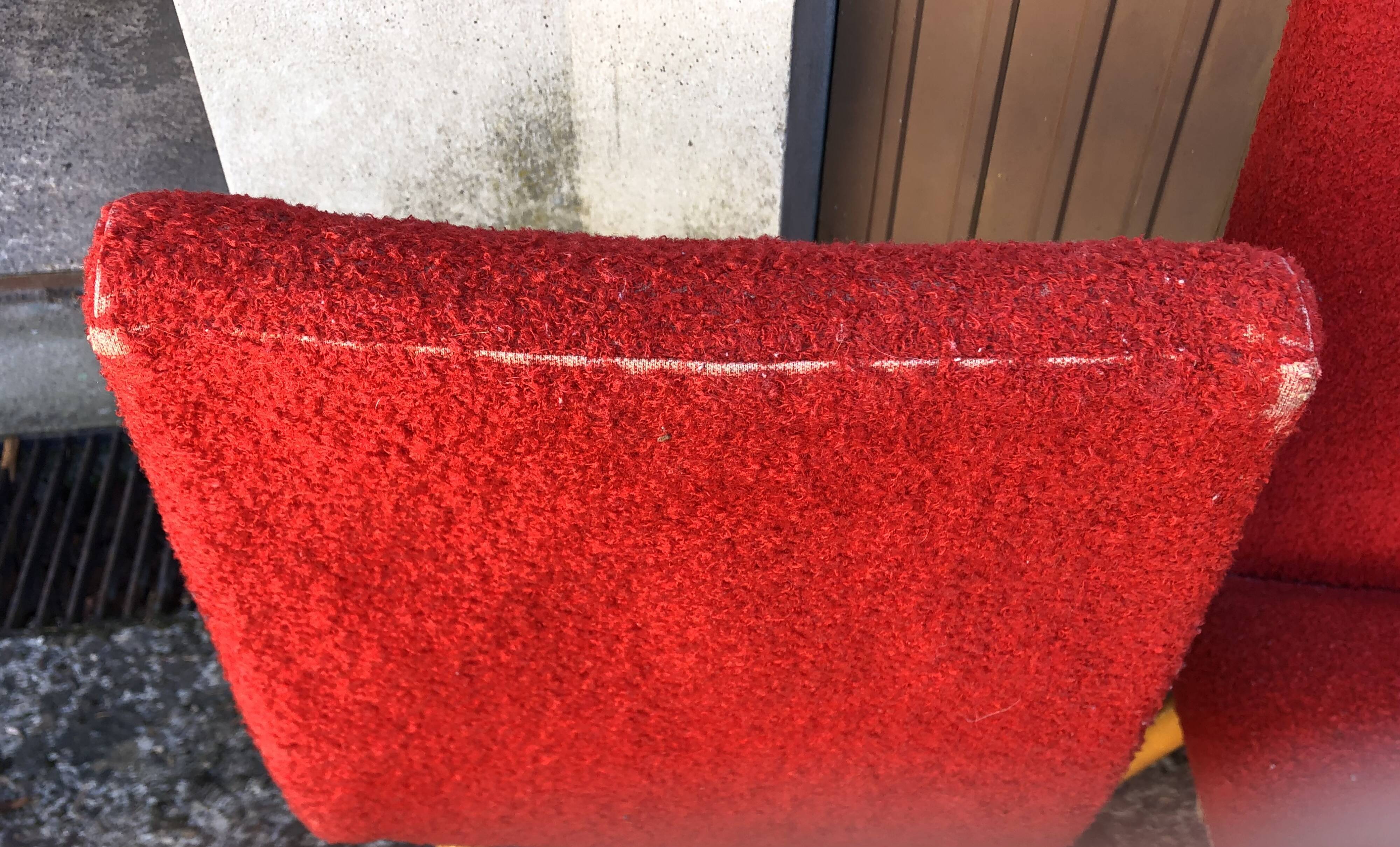 Chaises moumoute rouge vintage années 60