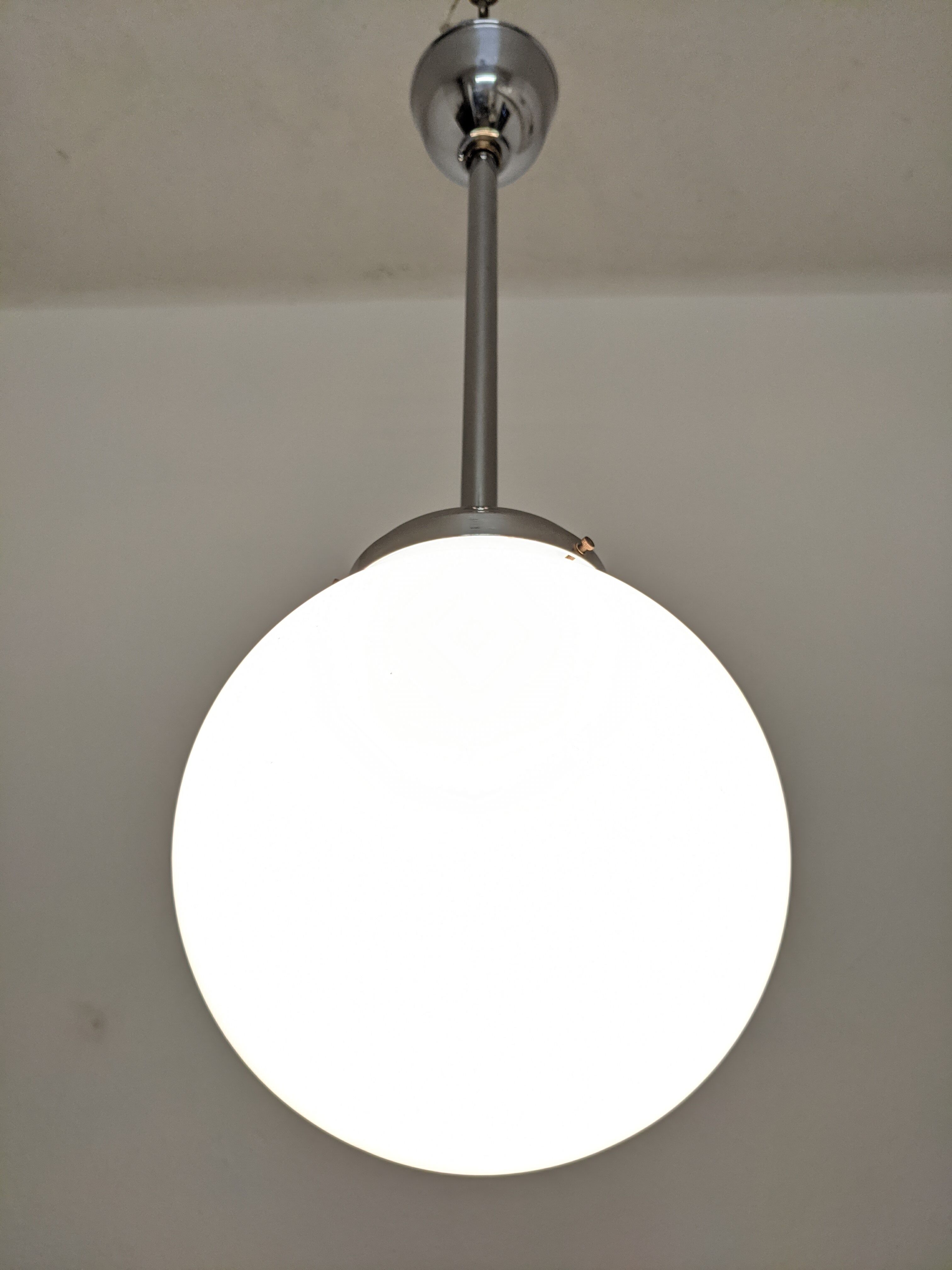 Art Deco ball suspension in opaline