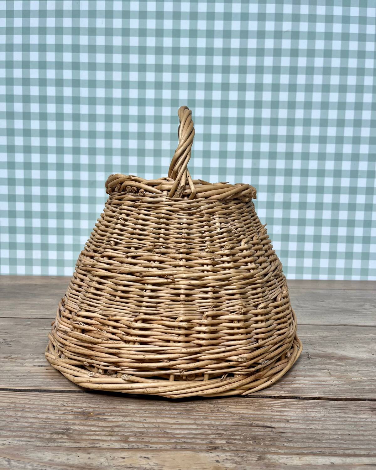 Round basket with vintage rattan handle