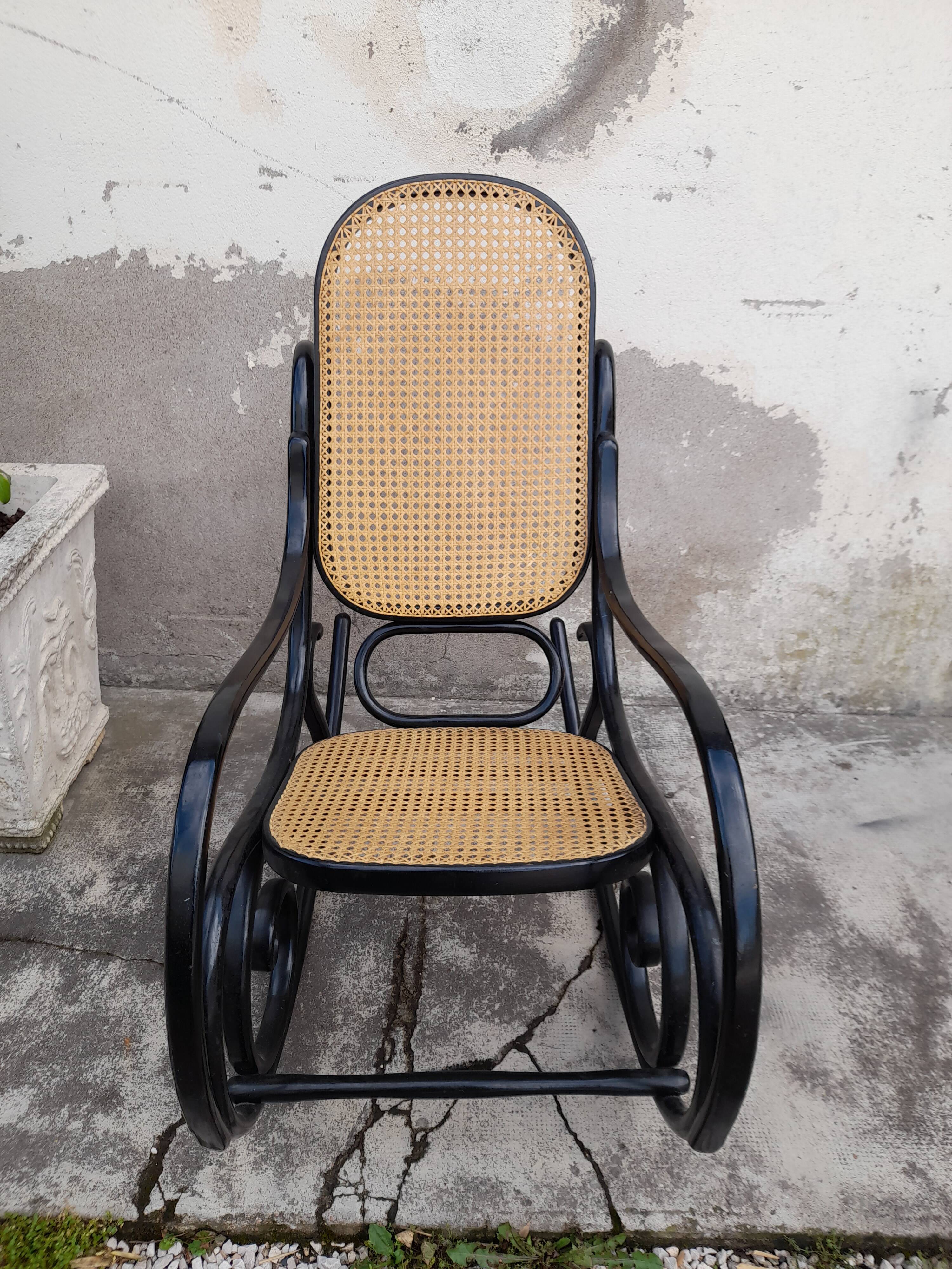 Rocking-chair noir canné bois courbé 1930
