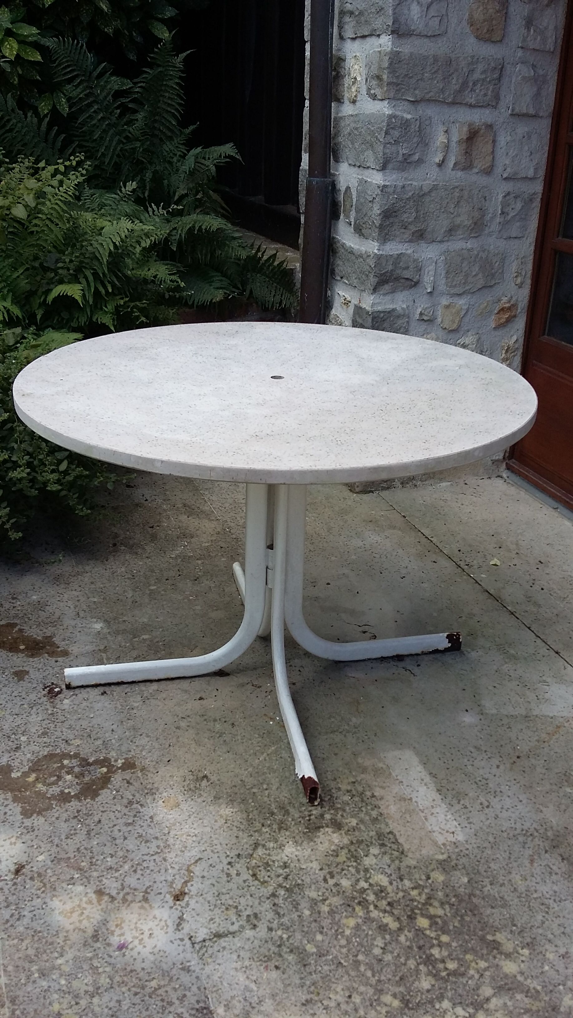 Round marble garden table