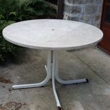 Round marble garden table
