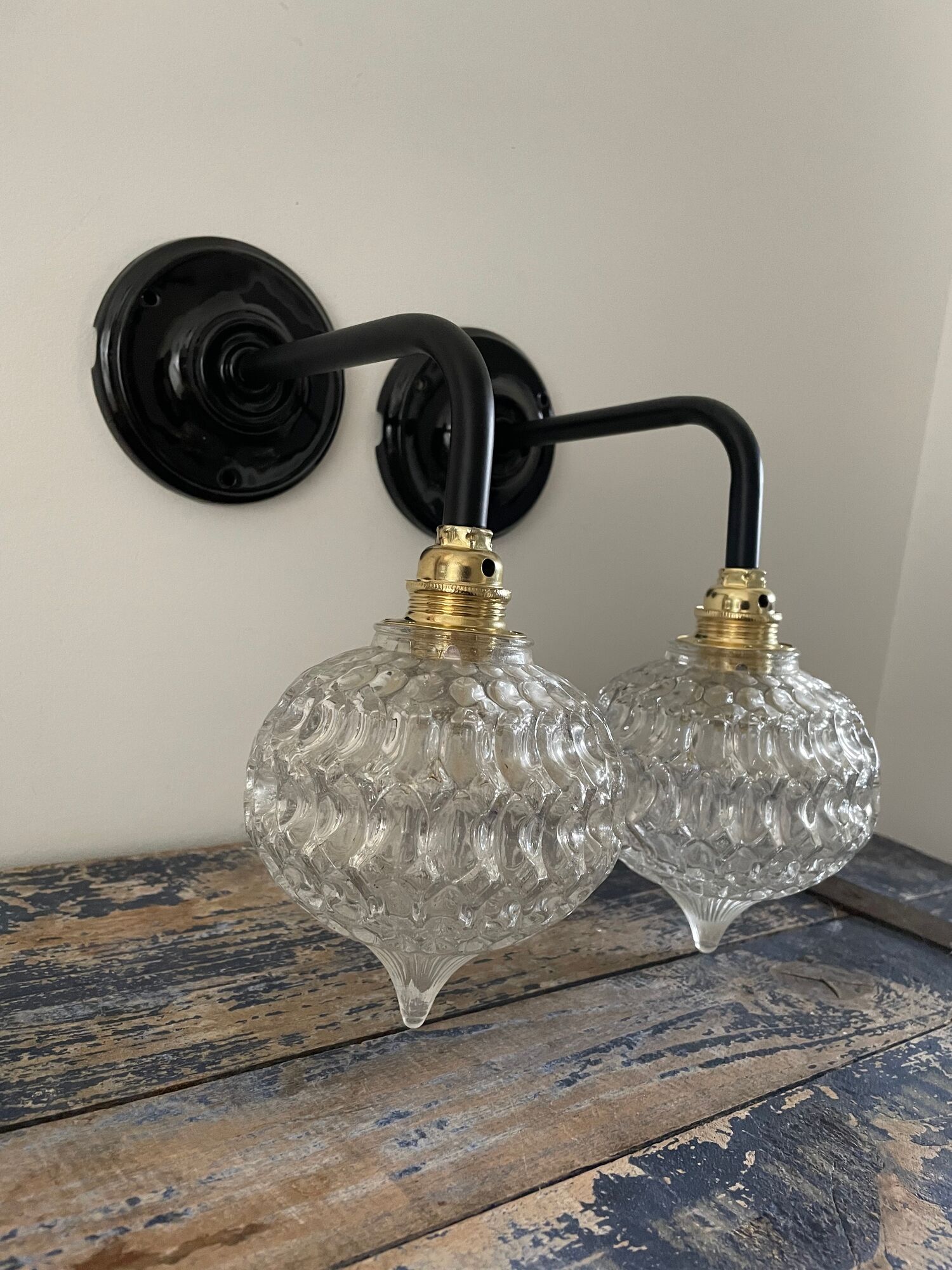 Paire d’appliques vintage en verre ciselé électrifiées à neuf