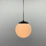 Suspension en verre de lait et en bakélite, années 1950