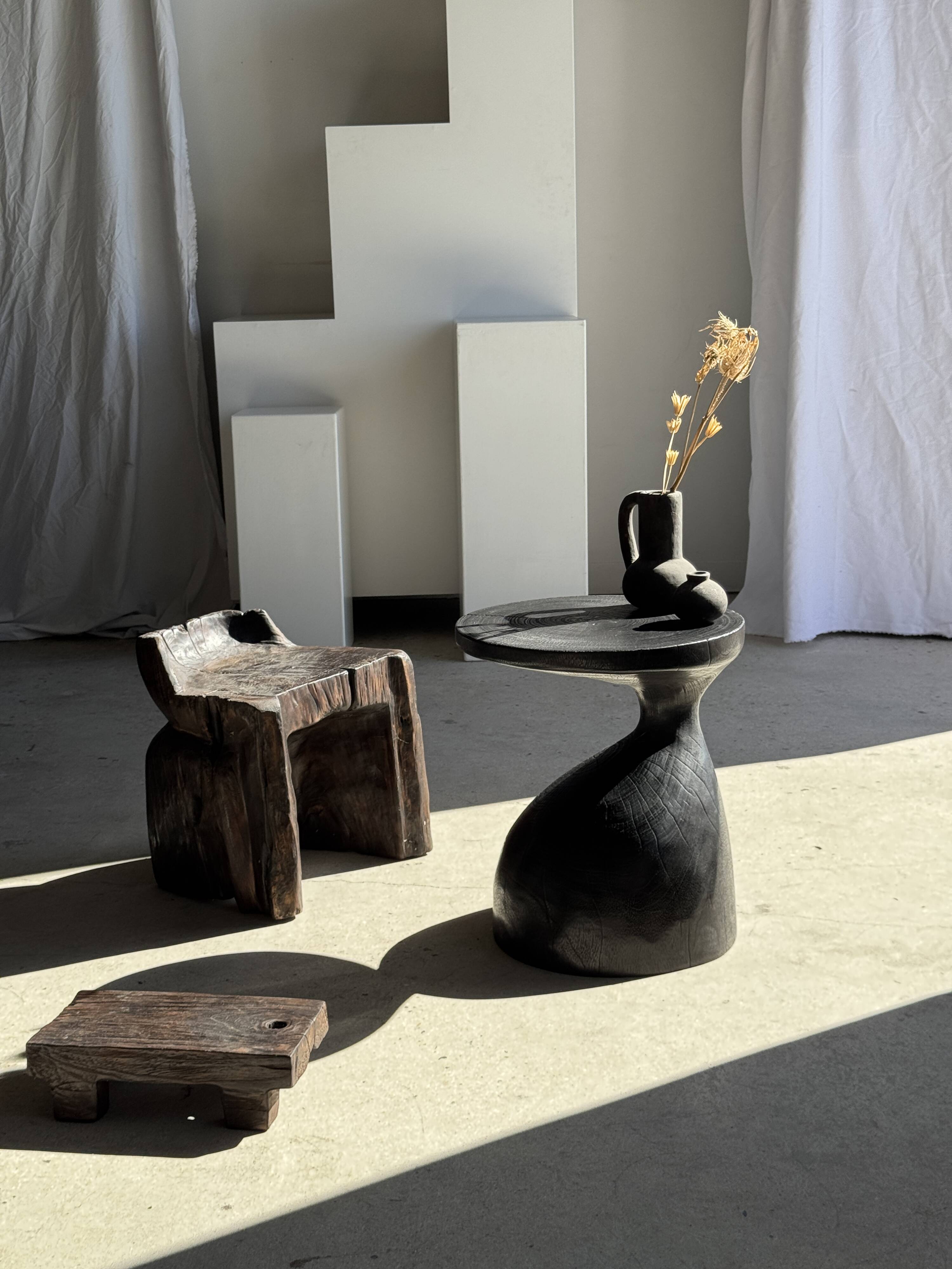 Sexy Neck - Solid wood side table (monoxyle) in organic shape colour