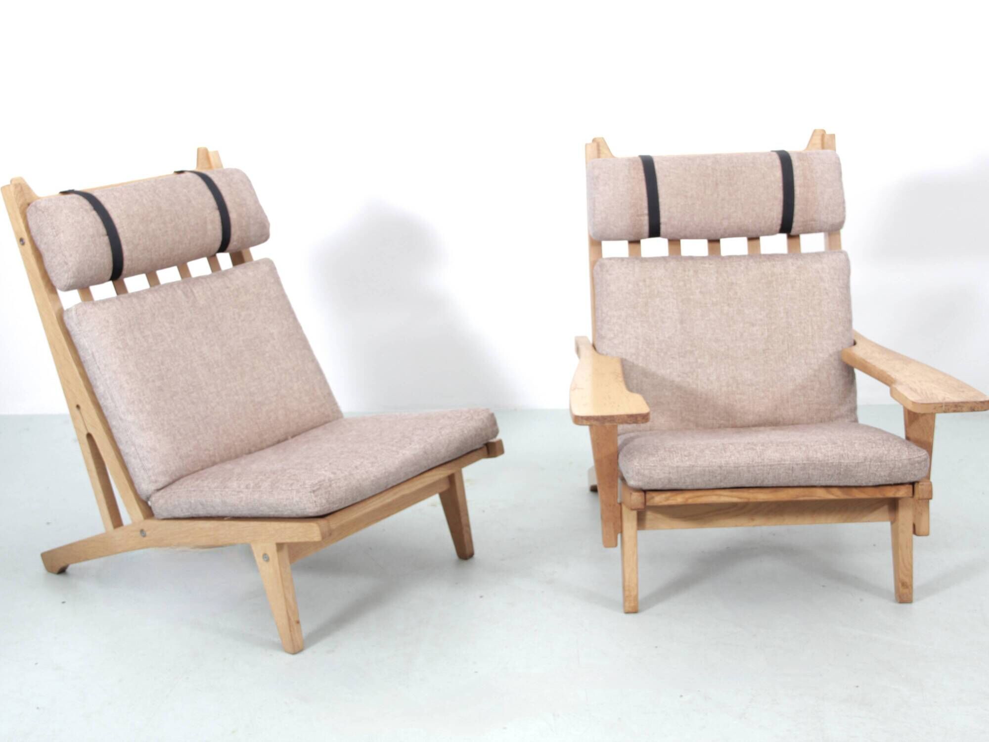 Pair of Scandinavian armchairs GE 375, with 1 pair of armrests.